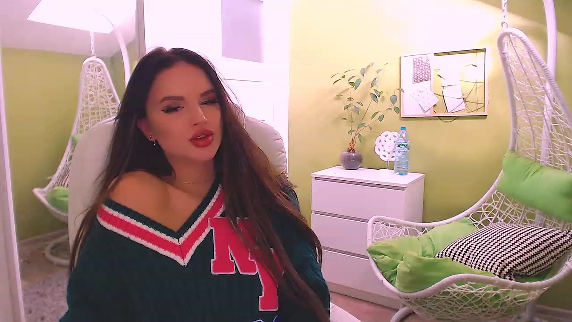 Gallery image thumbnail from JenniferMoris's myfreecams stream on, 03/20/2023, 10:02 image 18 of 20