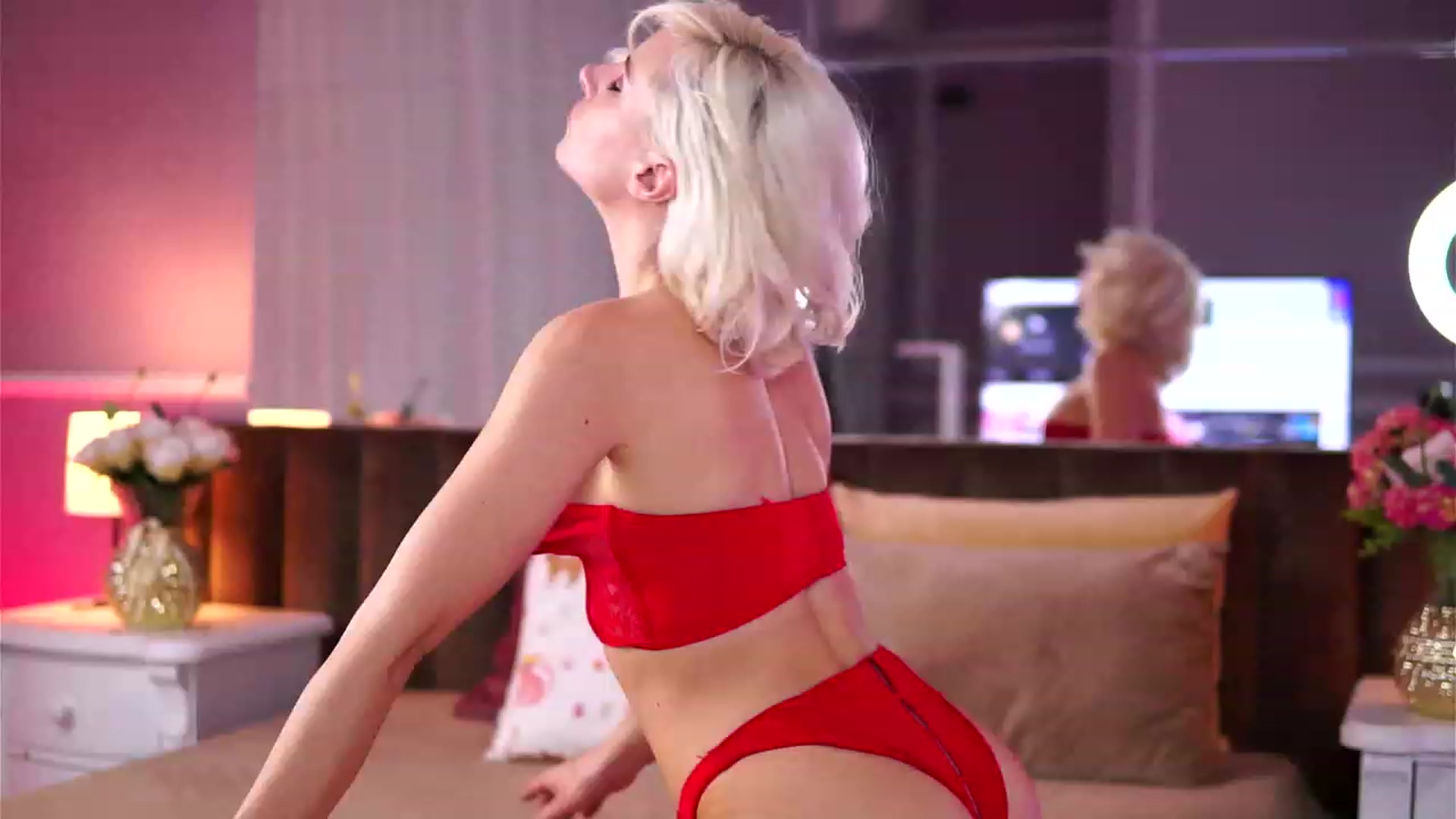 Gallery image thumbnail from JenniferStoke's myfreecams stream on, 11/07/2023, 20:25 image 2 of 20