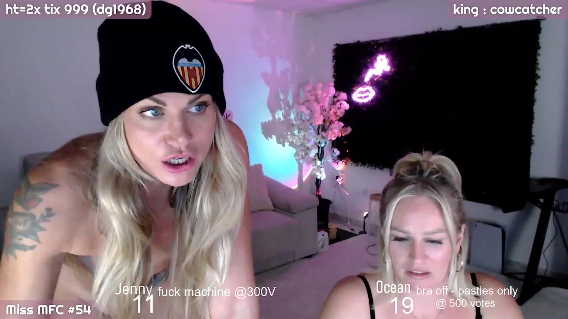 Gallery image thumbnail from JennyAndOcean's myfreecams stream on, 09/29/2023, 21:24 image 15 of 20