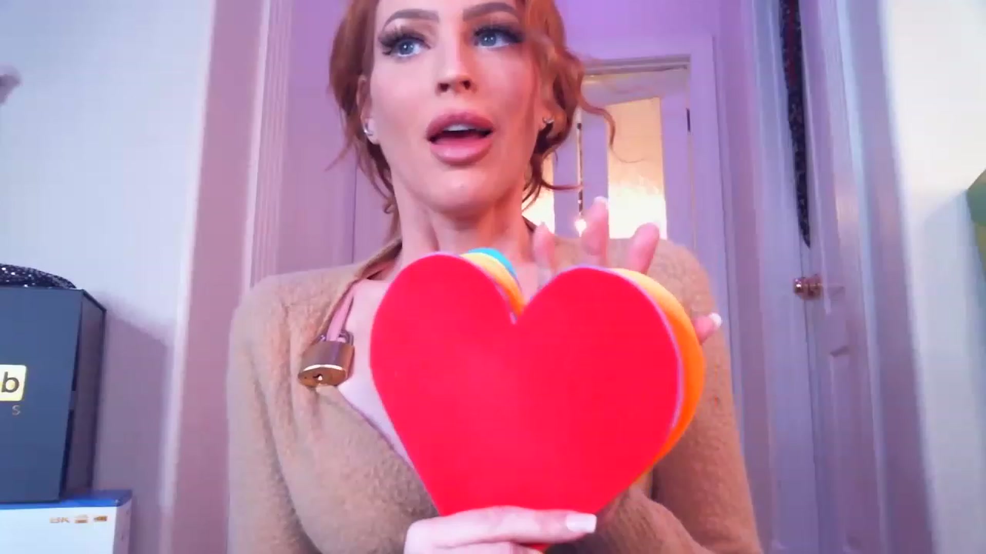 Gallery image thumbnail from JennyBlighe's myfreecams stream on, 02/07/2023, 01:41 image 4 of 20