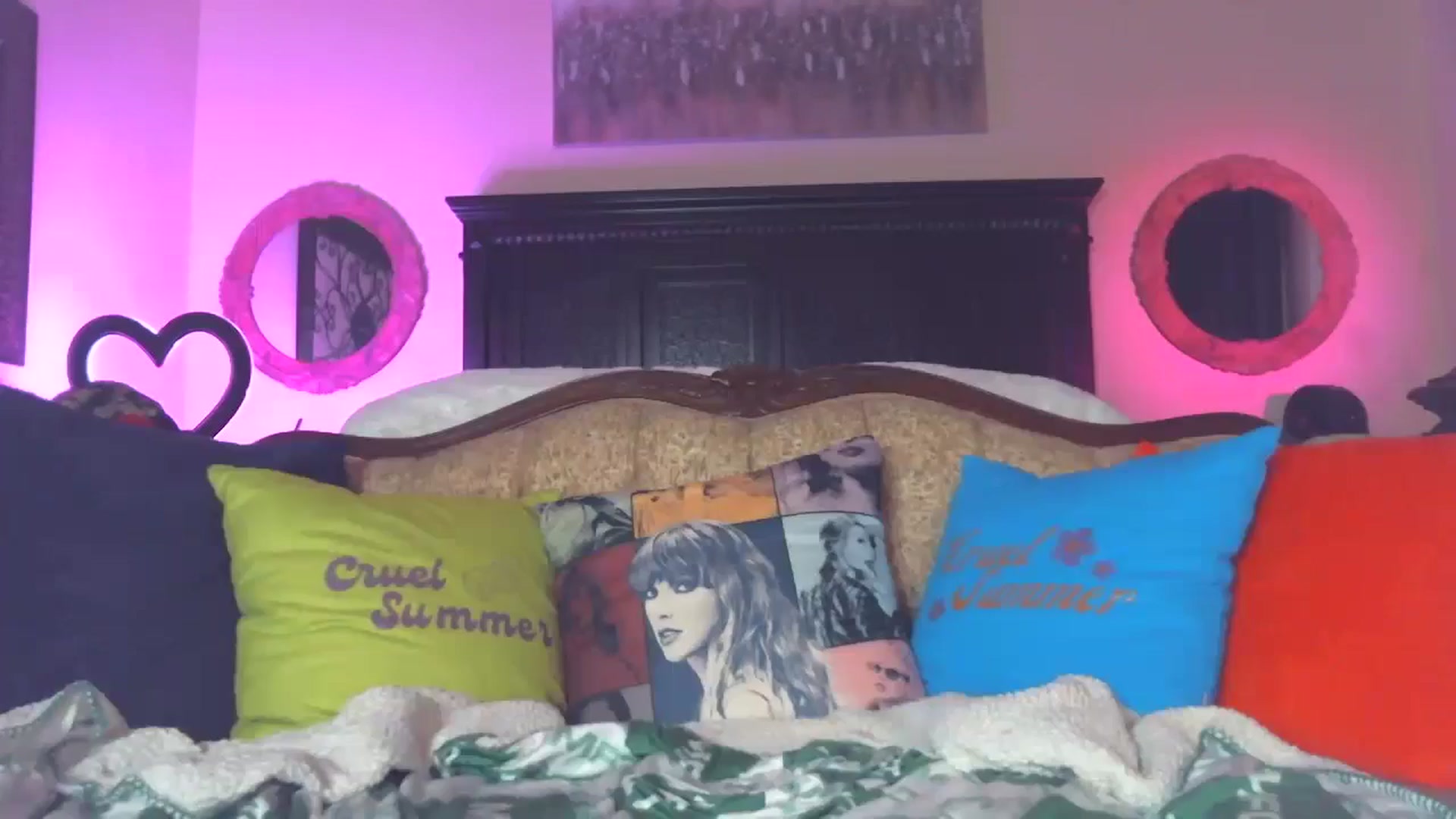 Gallery image thumbnail from JennyBlighe's myfreecams stream on, 06/11/2024, 05:34 image 14 of 20