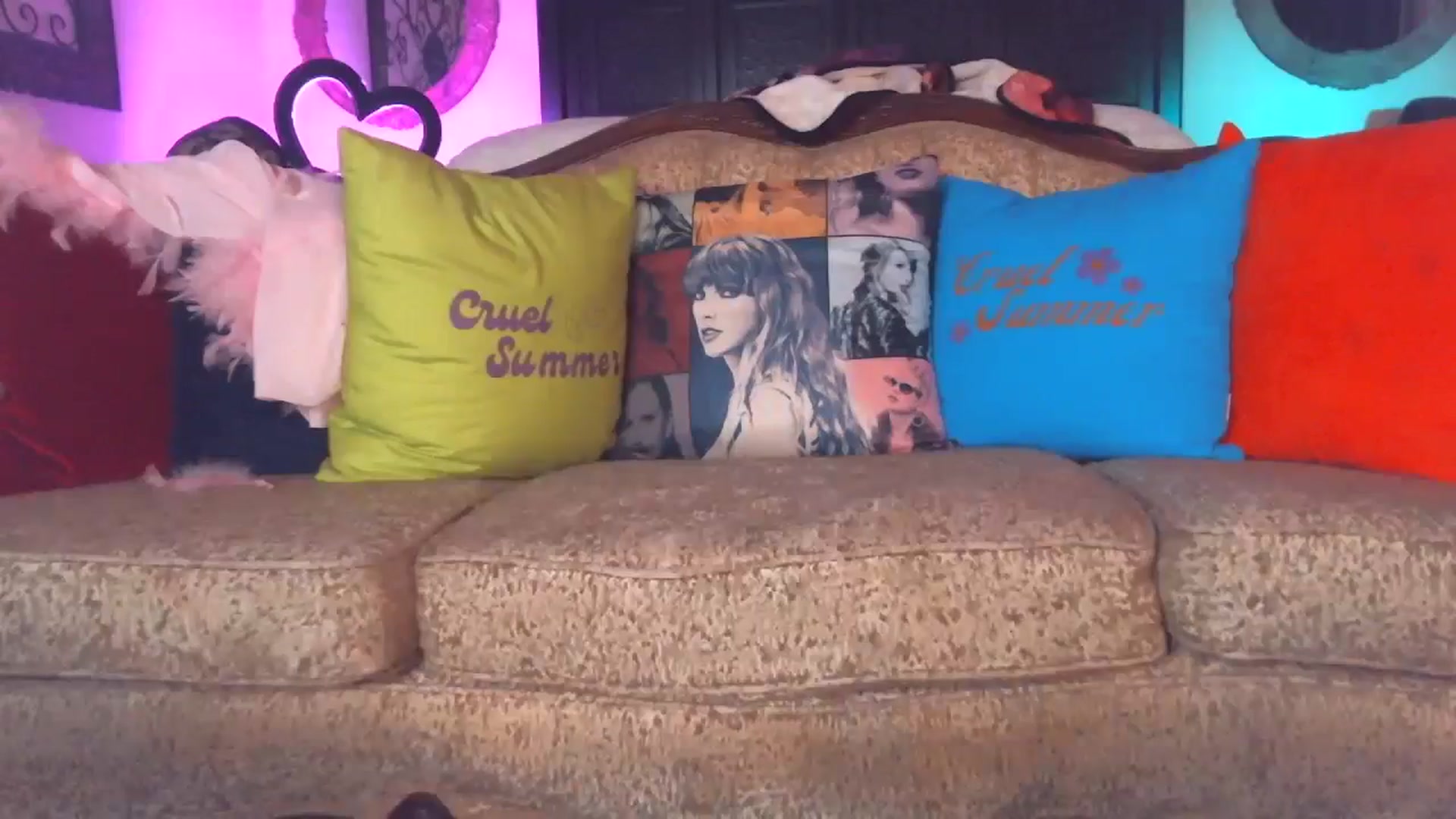 Gallery image thumbnail from JennyBlighe's myfreecams stream on, 06/22/2024, 08:20 image 15 of 20