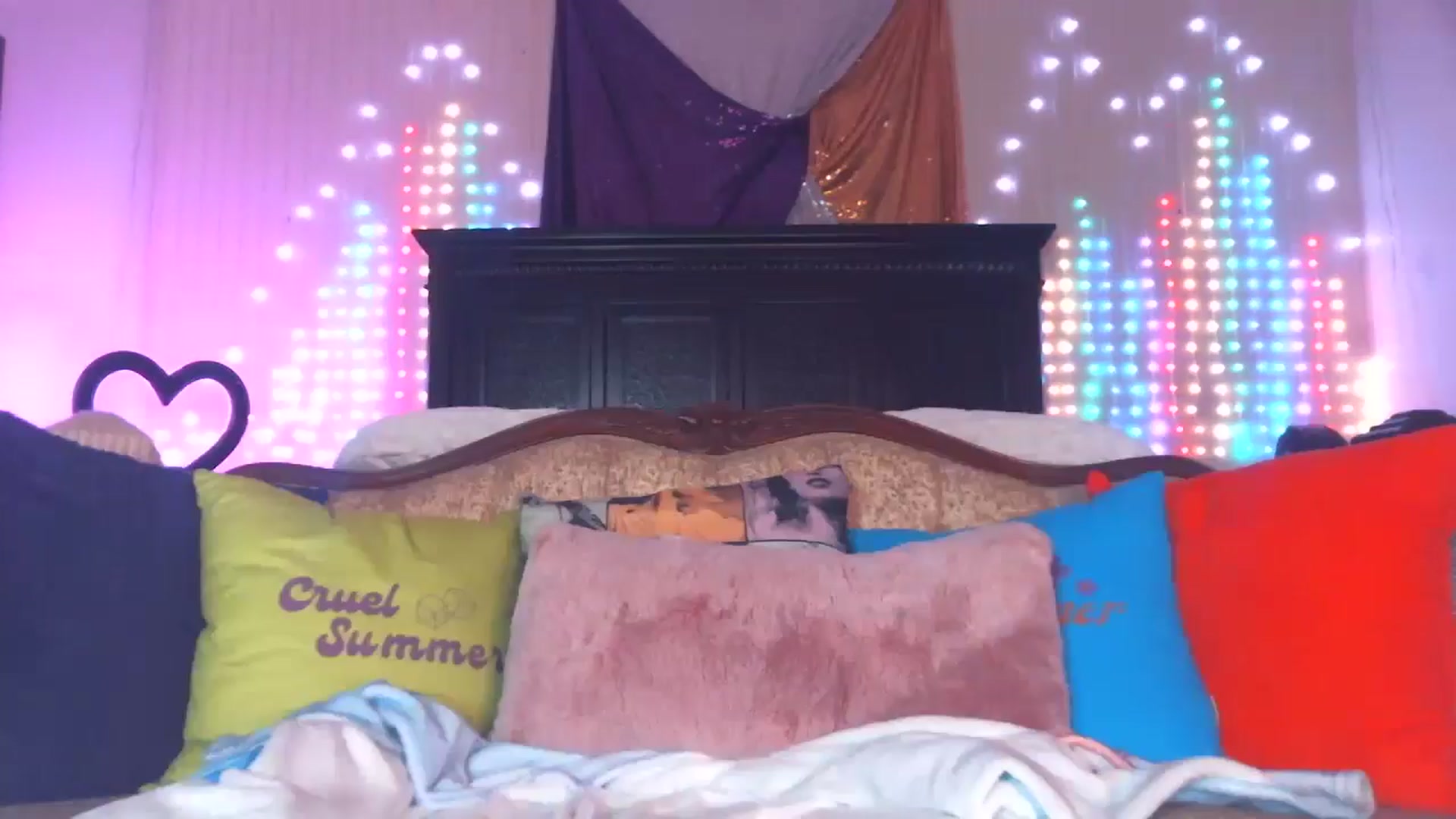 Gallery image thumbnail from JennyBlighe's myfreecams stream on, 06/29/2024, 06:17 image 1 of 20