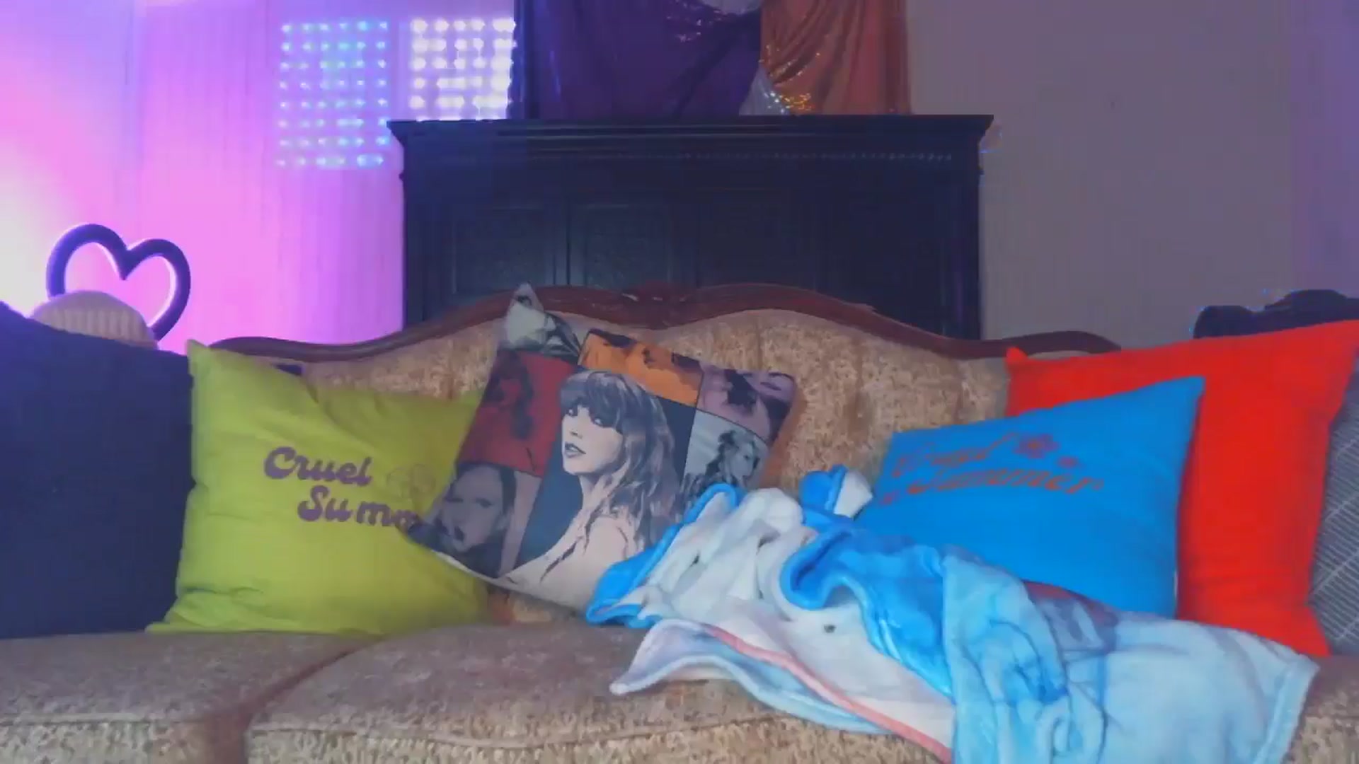 Gallery image thumbnail from JennyBlighe's myfreecams stream on, 07/01/2024, 07:19 image 8 of 20