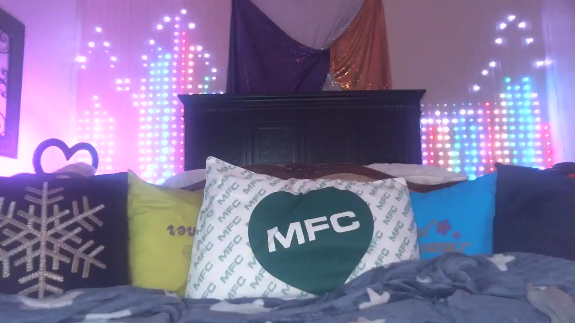 Gallery image thumbnail from JennyBlighe's myfreecams stream on, 07/14/2024, 05:46 image 11 of 20