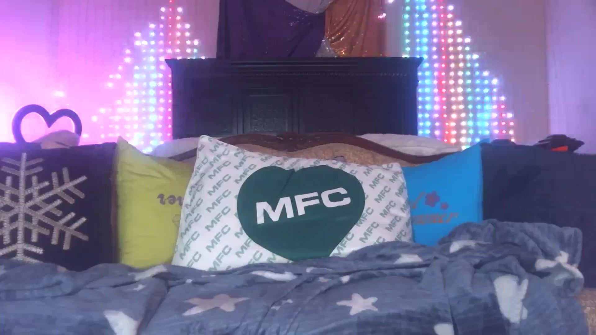 Gallery image thumbnail from JennyBlighe's myfreecams stream on, 07/14/2024, 08:43 image 18 of 20