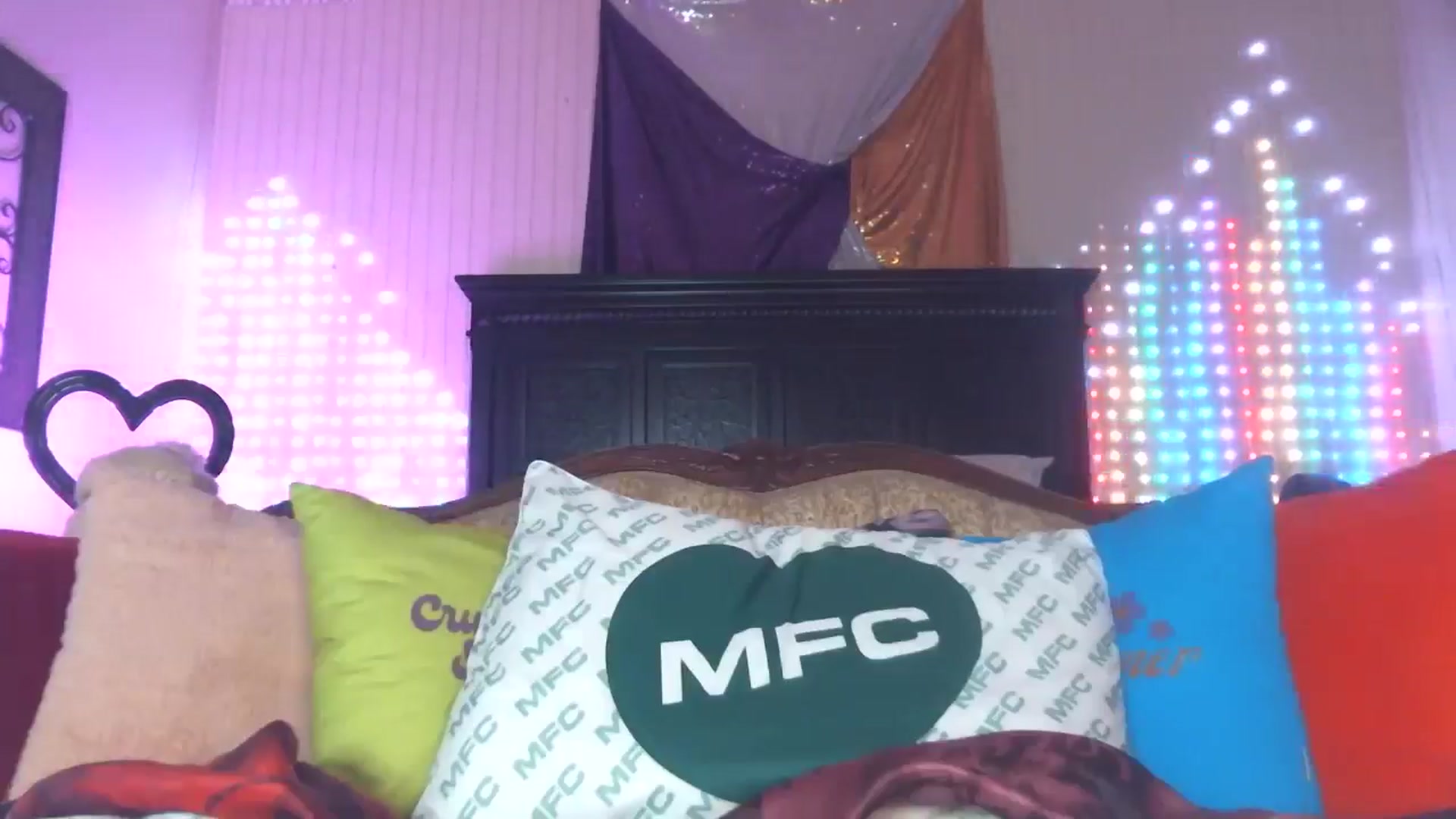 Gallery image thumbnail from JennyBlighe's myfreecams stream on, 07/19/2024, 09:51 image 9 of 20