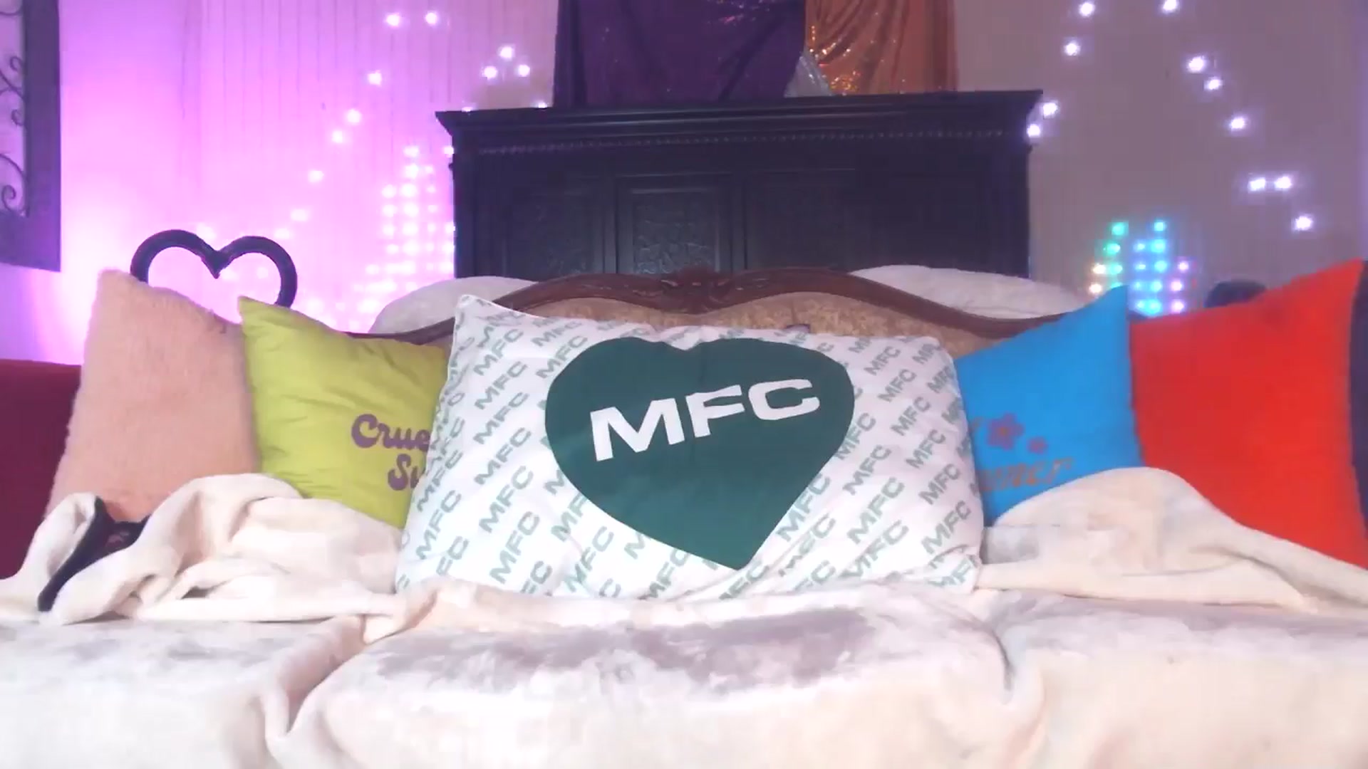 Gallery image thumbnail from JennyBlighe's myfreecams stream on, 07/21/2024, 11:19 image 18 of 20