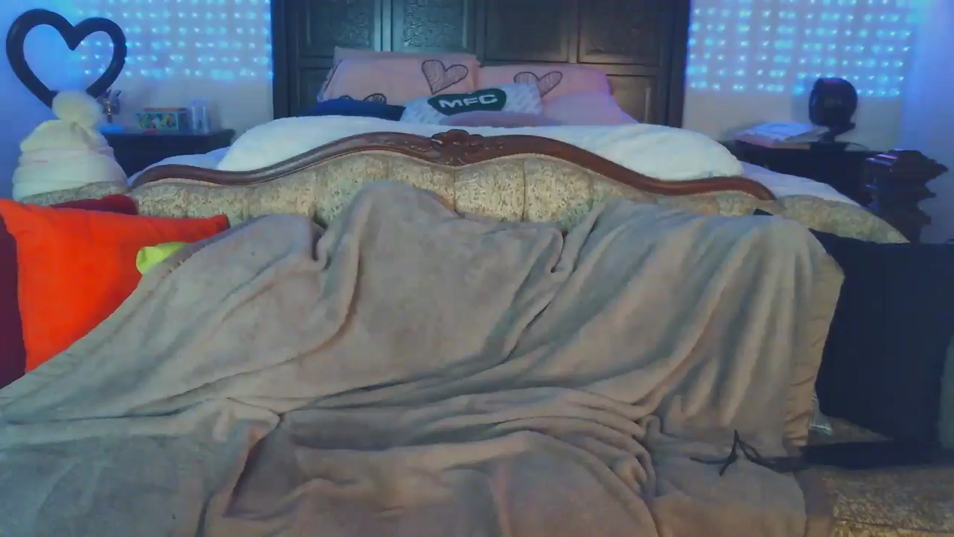 Gallery image thumbnail from JennyBlighe's myfreecams stream on, 09/17/2024, 07:07 image 7 of 20