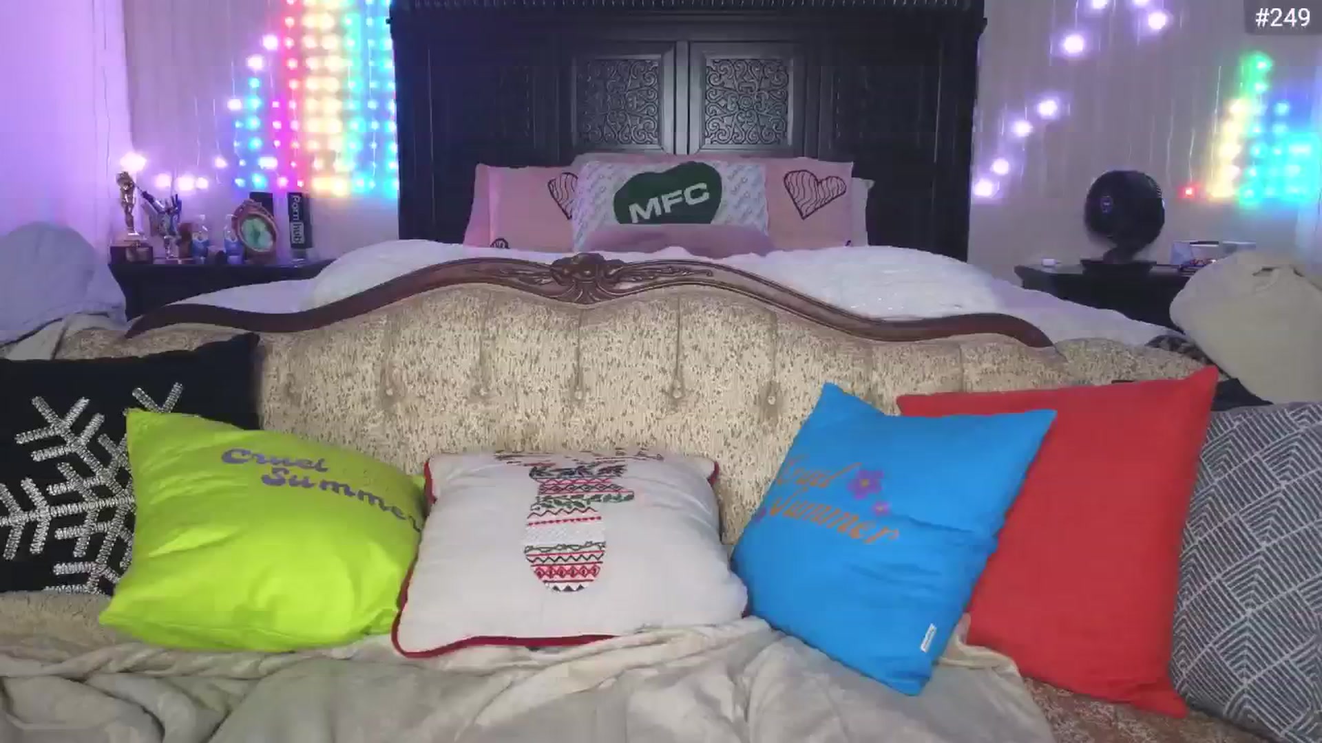 Gallery image thumbnail from JennyBlighe's myfreecams stream on, 12/29/2024, 09:53 image 15 of 20