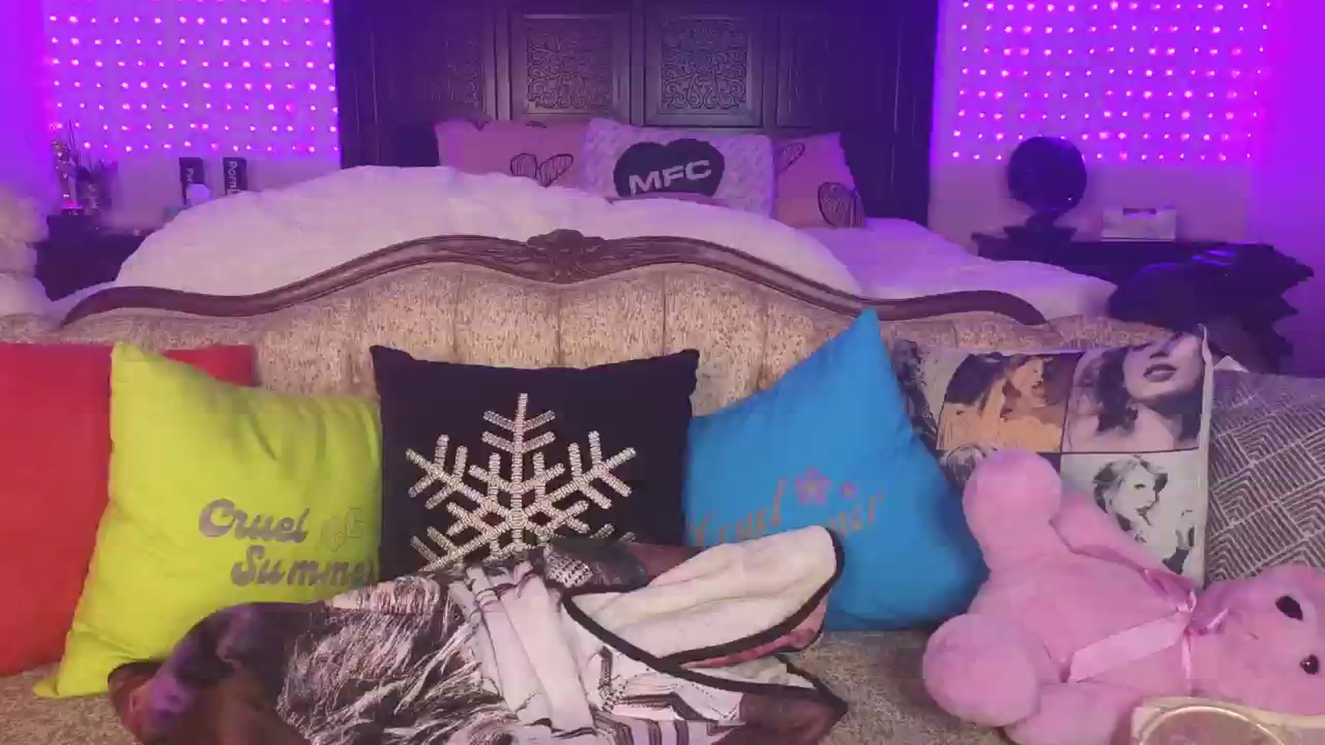 Gallery image thumbnail from JennyBlighe's myfreecams stream on, 02/08/2025, 10:38 image 5 of 20