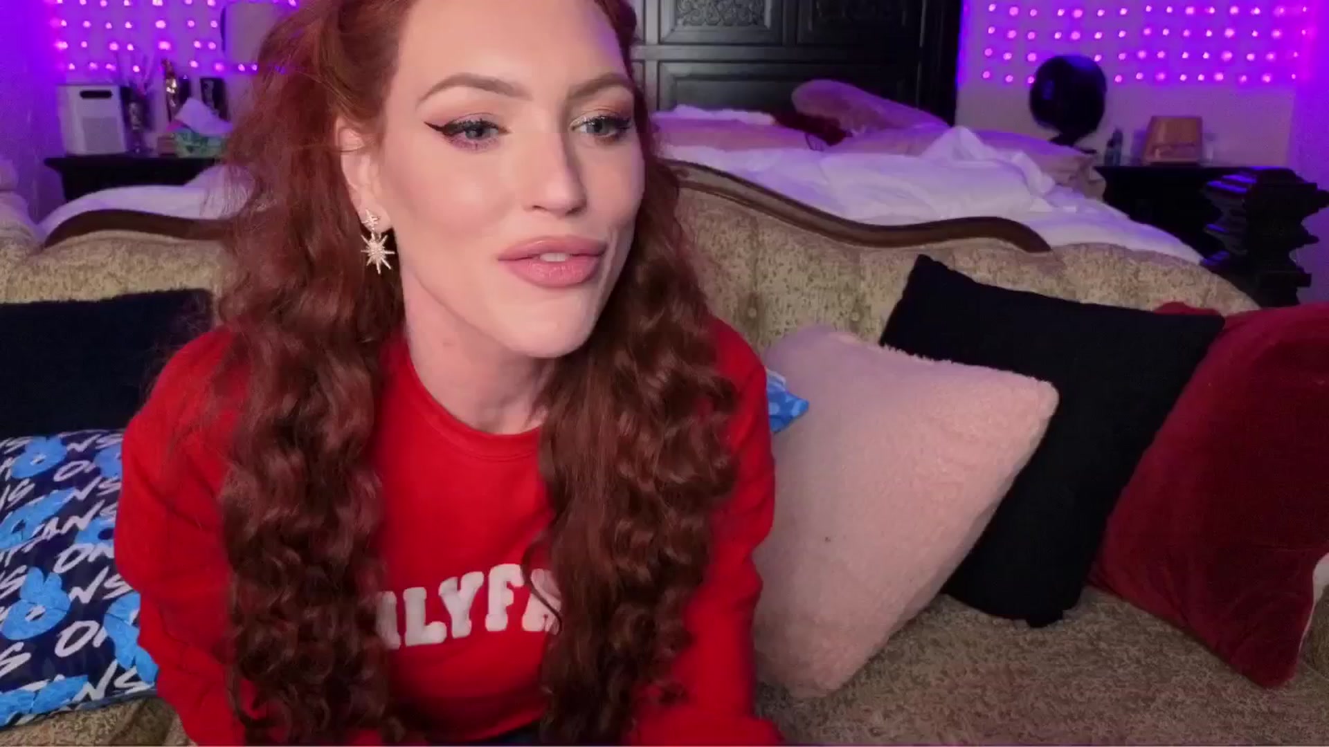 Gallery image thumbnail from JennyBlighe's myfreecams stream on, 05/18/2025, 11:31 image 7 of 20