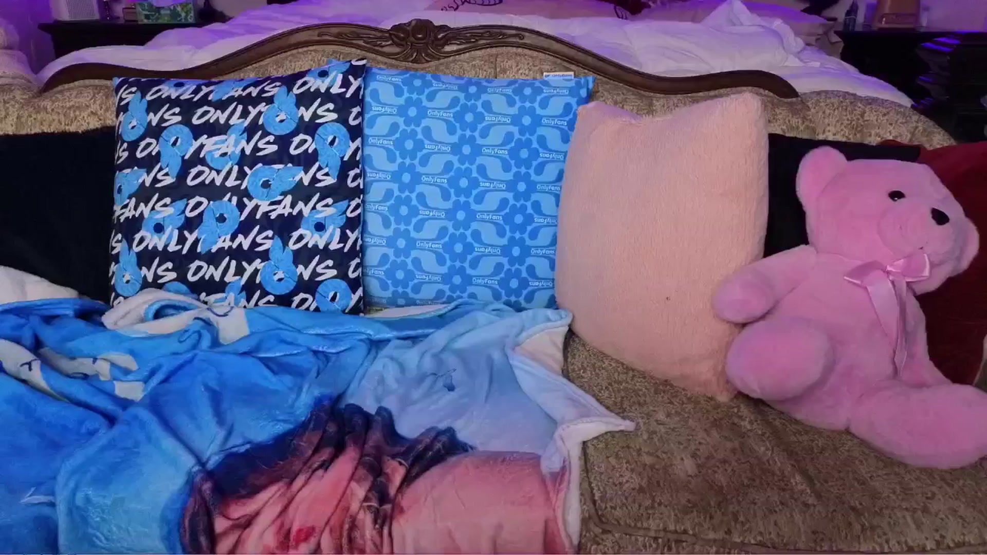 Gallery image thumbnail from JennyBlighe's myfreecams stream on, 05/18/2025, 11:31 image 13 of 20