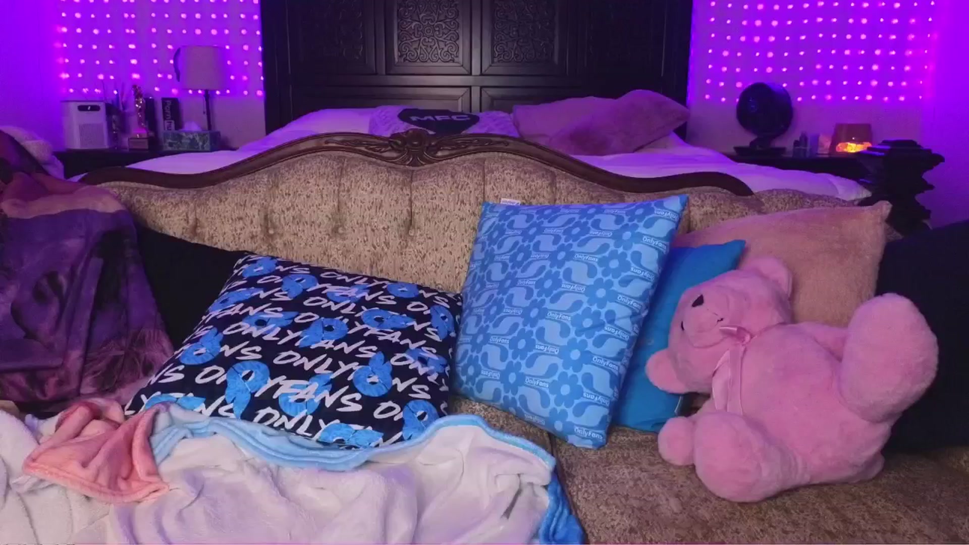 Gallery image thumbnail from JennyBlighe's myfreecams stream on, 05/21/2025, 10:55 image 16 of 20