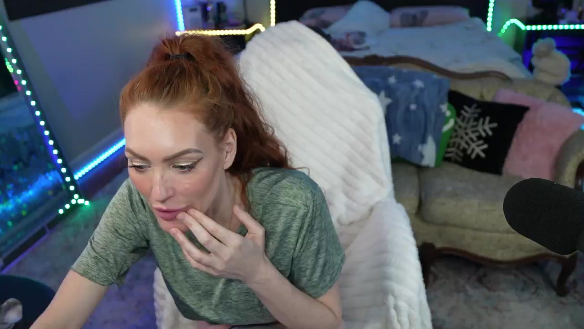 Gallery image thumbnail from JennyBlighe's myfreecams stream on, 01/19/2026, 24:31 image 14 of 20