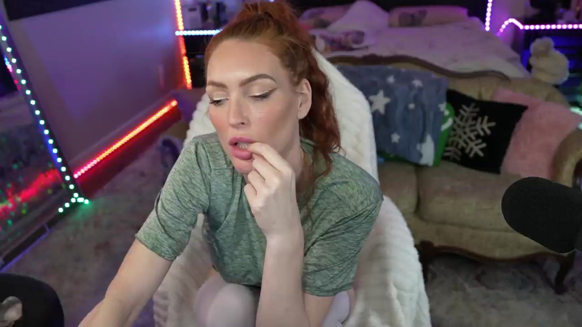 Gallery image thumbnail from JennyBlighe's myfreecams stream on, 01/19/2026, 24:31 image 15 of 20