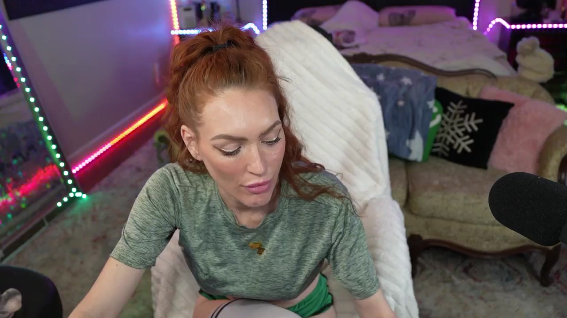 Gallery image thumbnail from JennyBlighe's myfreecams stream on, 01/19/2026, 24:31 image 12 of 20