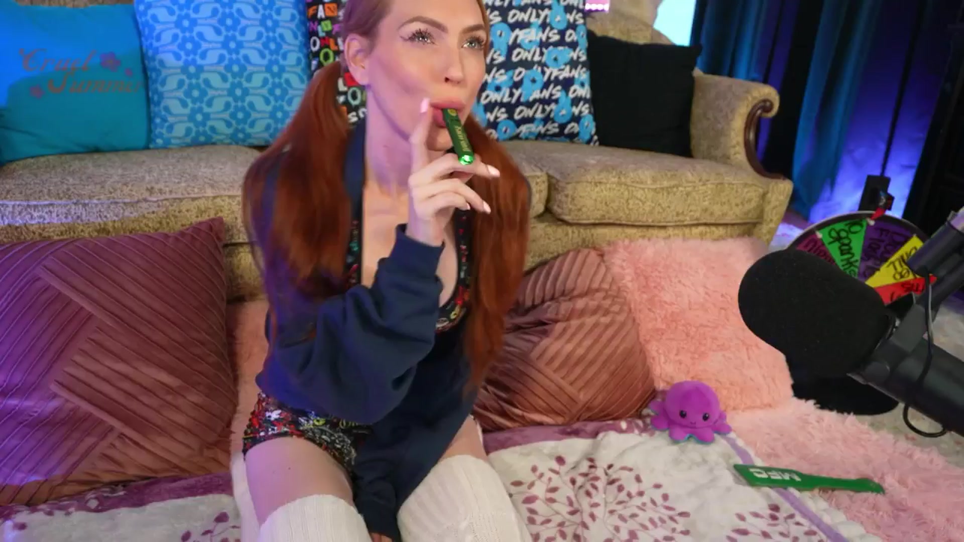 Gallery image thumbnail from JennyBlighe's myfreecams stream on, 04/22/2026, 21:39 image 17 of 20