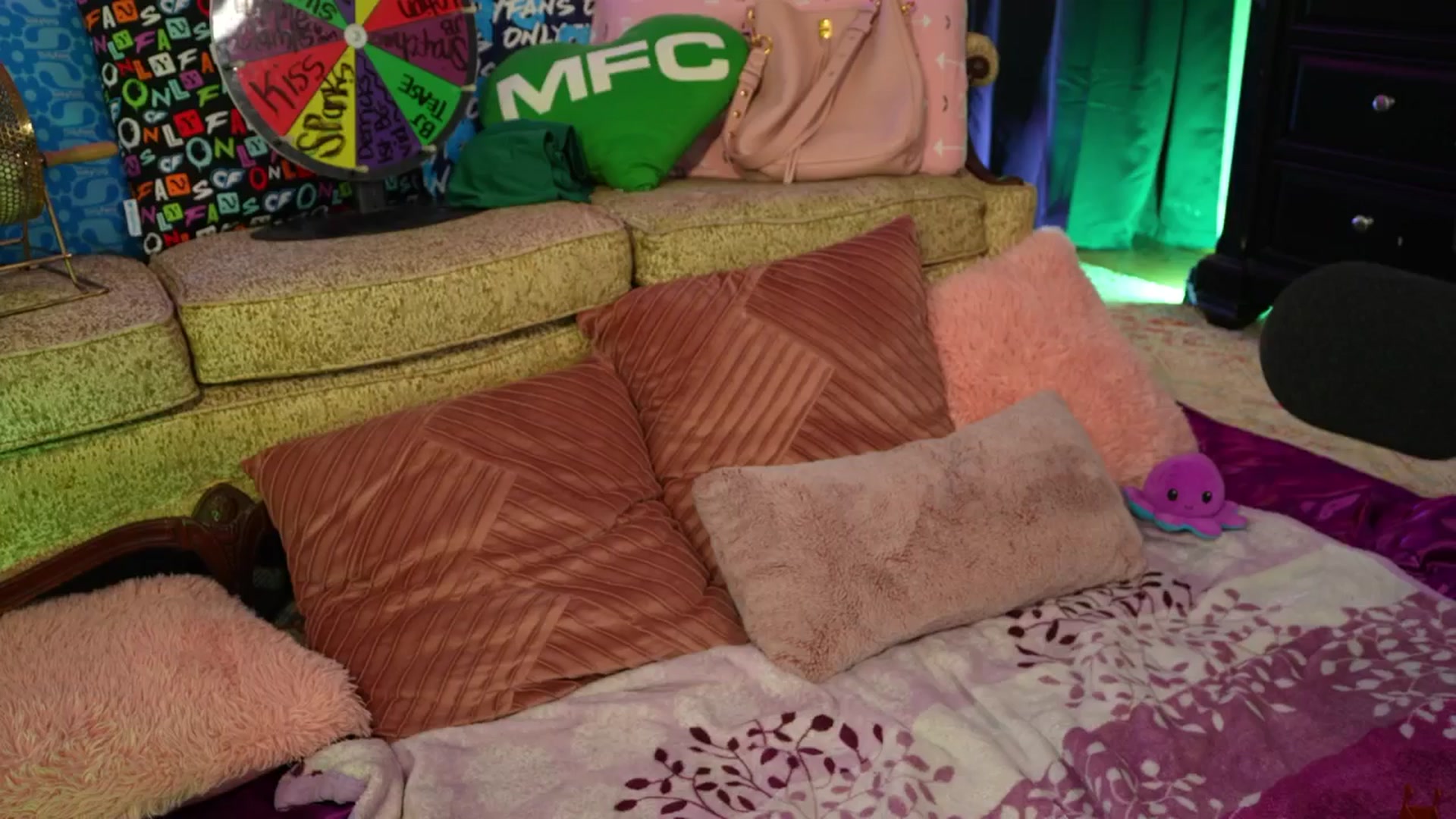 Gallery image thumbnail from JennyBlighe's myfreecams stream on, 05/01/2026, 04:03 image 8 of 20