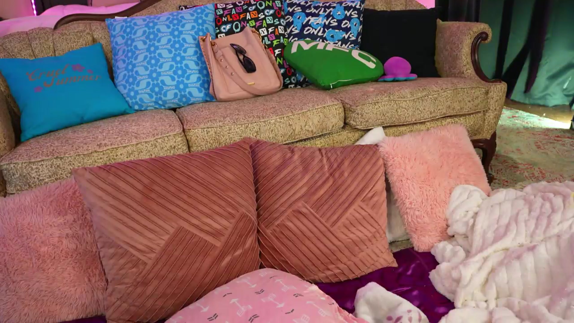 Gallery image thumbnail from JennyBlighe's myfreecams stream on, 05/14/2026, 01:01 image 18 of 20