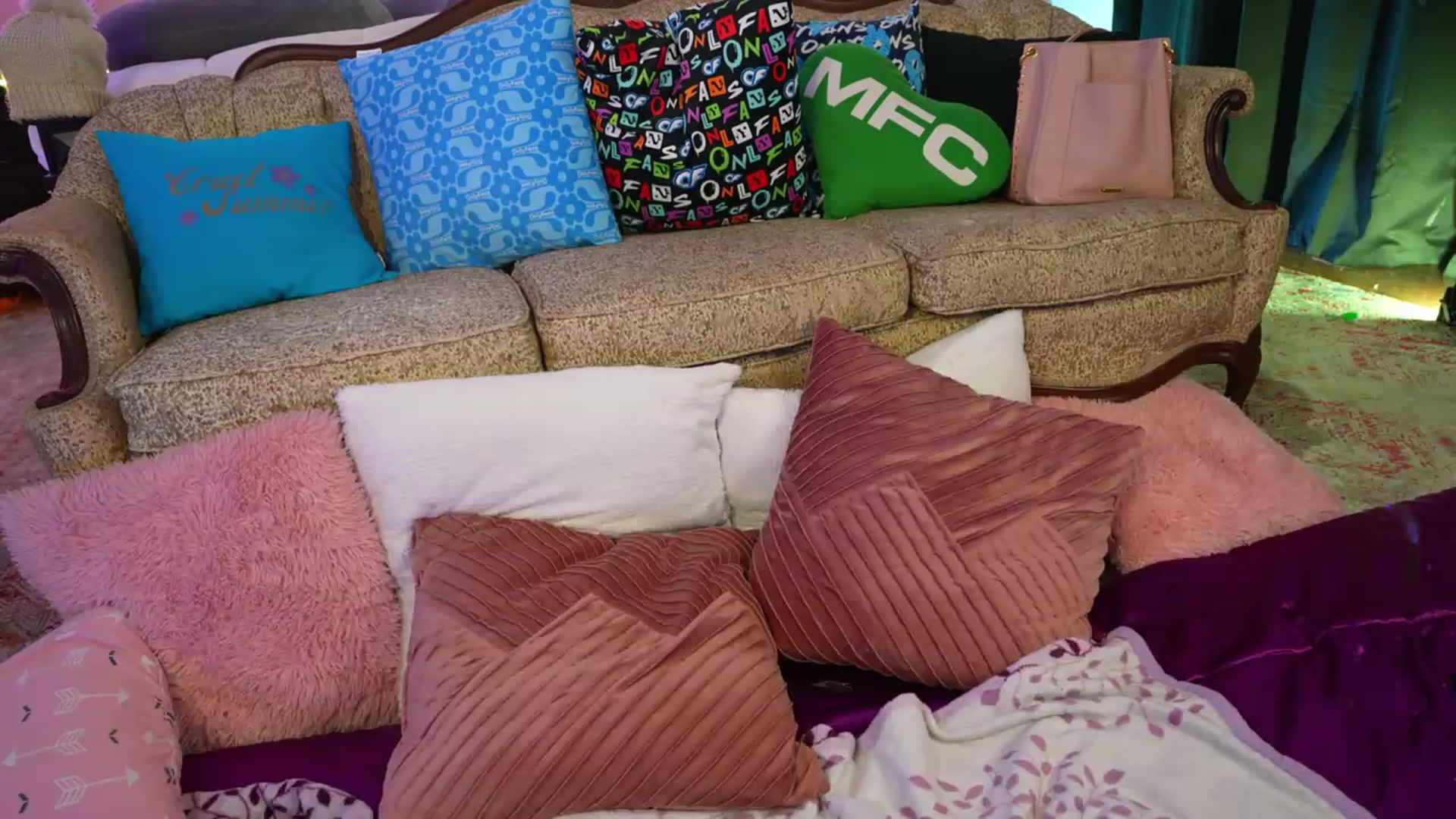 Gallery image thumbnail from JennyBlighe's myfreecams stream on, 05/14/2026, 21:50 image 3 of 20