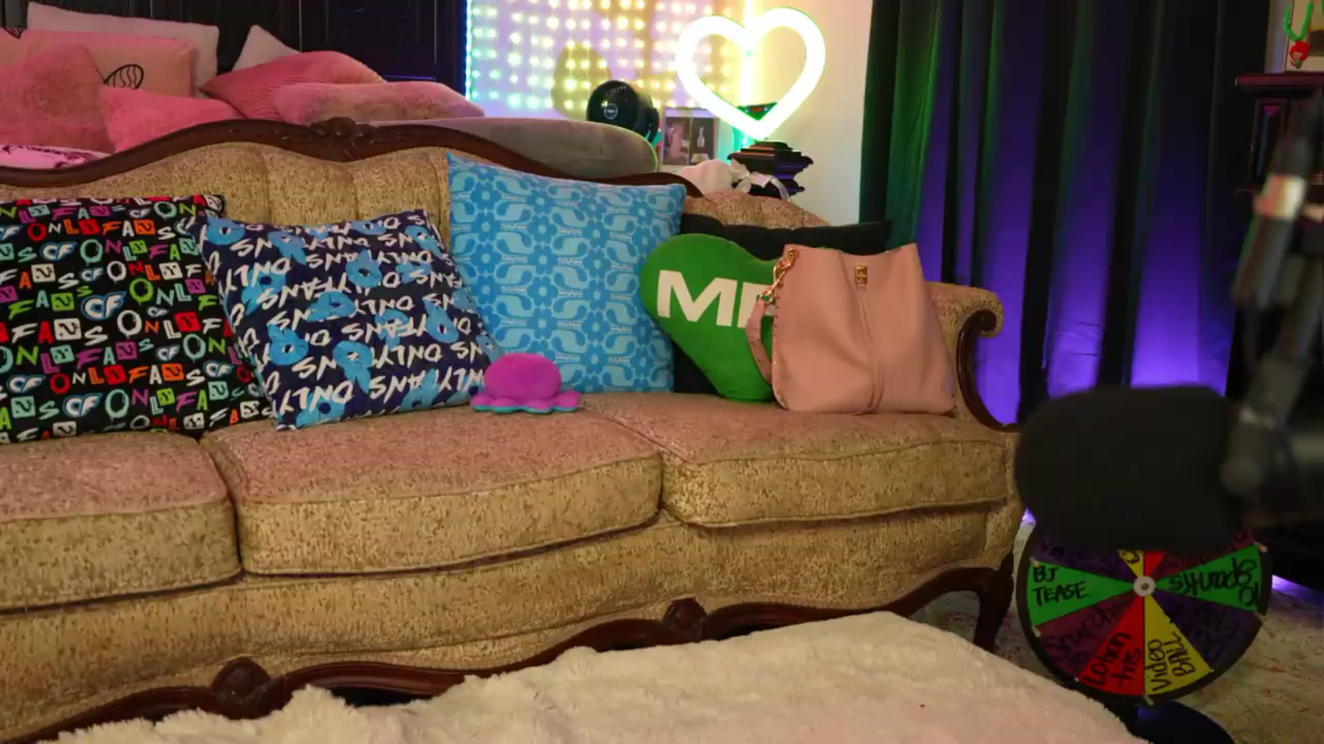 Gallery image thumbnail from JennyBlighe's myfreecams stream on, 06/20/2026, 08:19 image 20 of 20