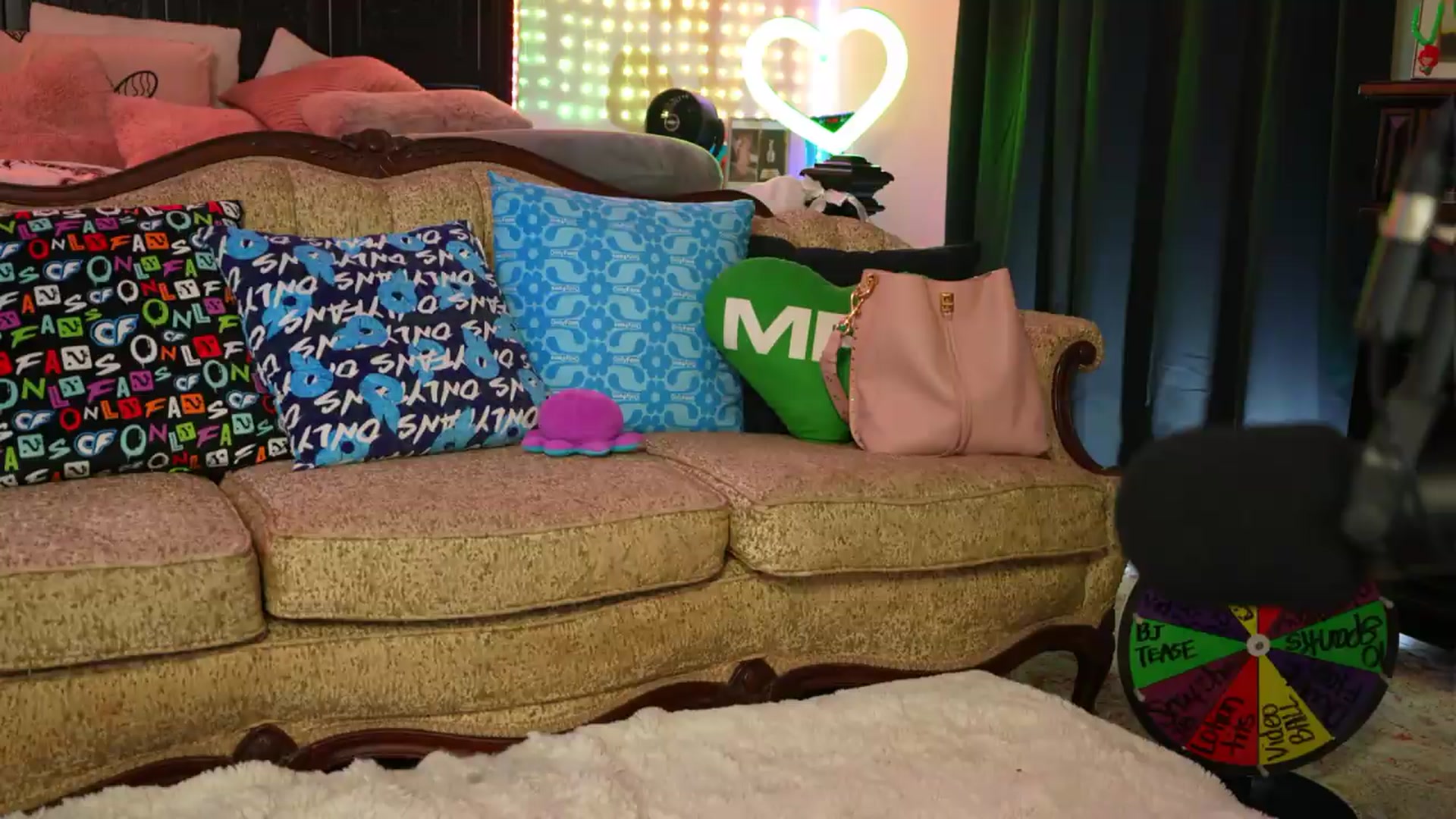 Gallery image thumbnail from JennyBlighe's myfreecams stream on, 06/20/2026, 08:19 image 18 of 20