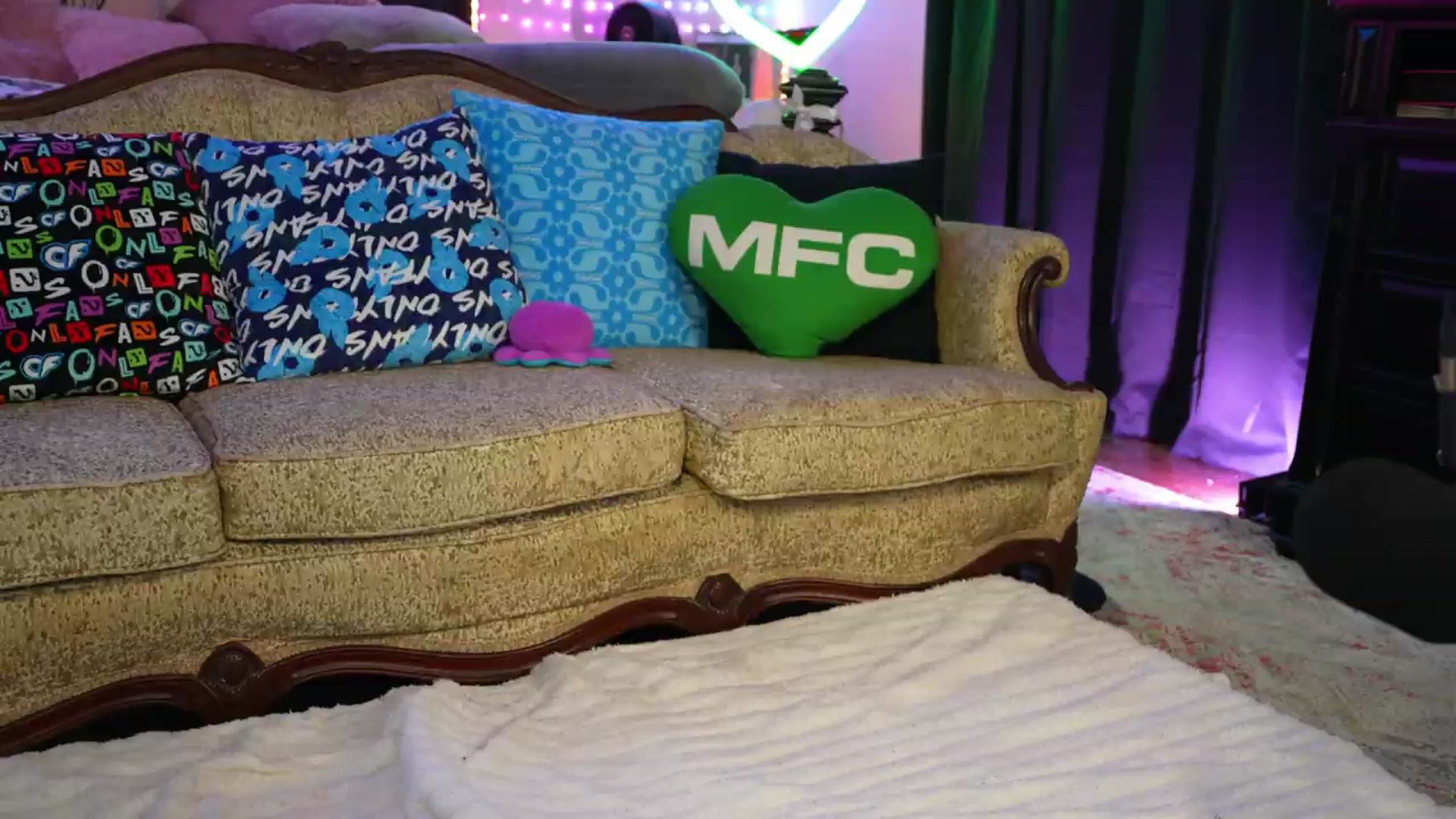 Gallery image thumbnail from JennyBlighe's myfreecams stream on, 06/21/2026, 11:58 image 3 of 20