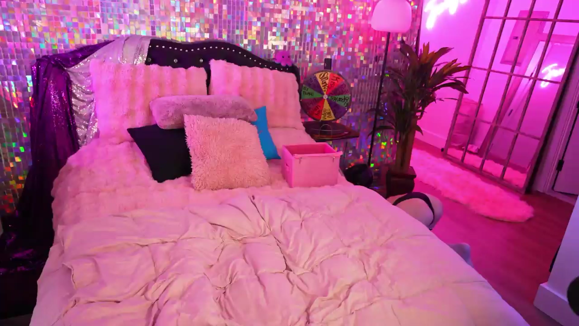 Gallery image thumbnail from JennyBlighe's myfreecams stream on, 09/15/2026, 17:17 image 7 of 20