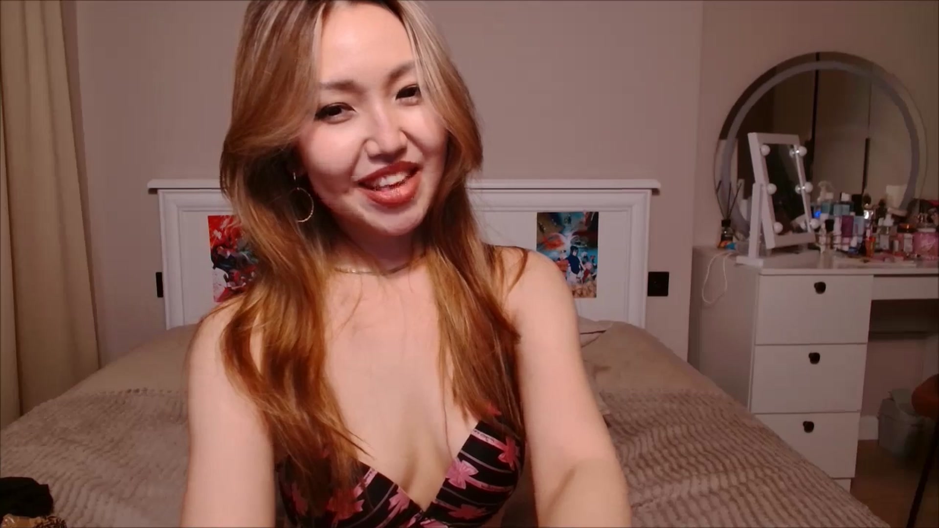 Gallery image thumbnail from JennyVibe's myfreecams stream on, 05/18/2025, 08:38 image 4 of 20