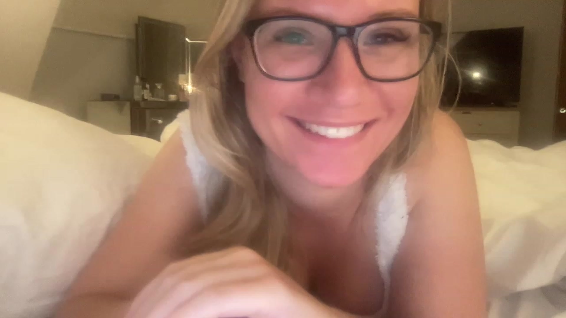 Gallery image thumbnail from JennyWillson's myfreecams stream on, 02/01/2023, 07:16 image 6 of 20