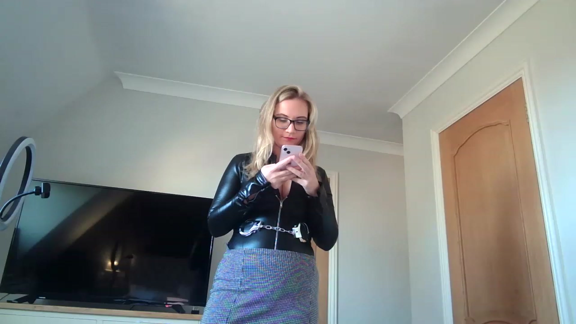 Gallery image thumbnail from JennyWillson's myfreecams stream on, 02/06/2023, 13:07 image 12 of 20