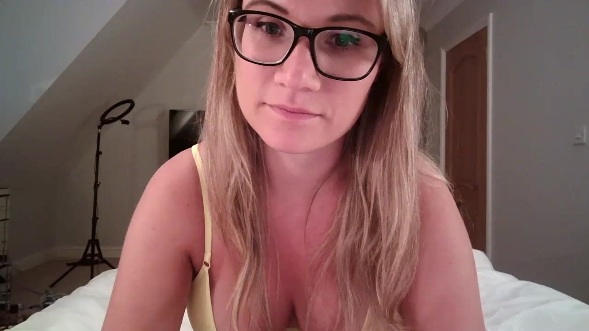 Gallery image thumbnail from JennyWillson's myfreecams stream on, 04/13/2023, 18:36 image 17 of 20