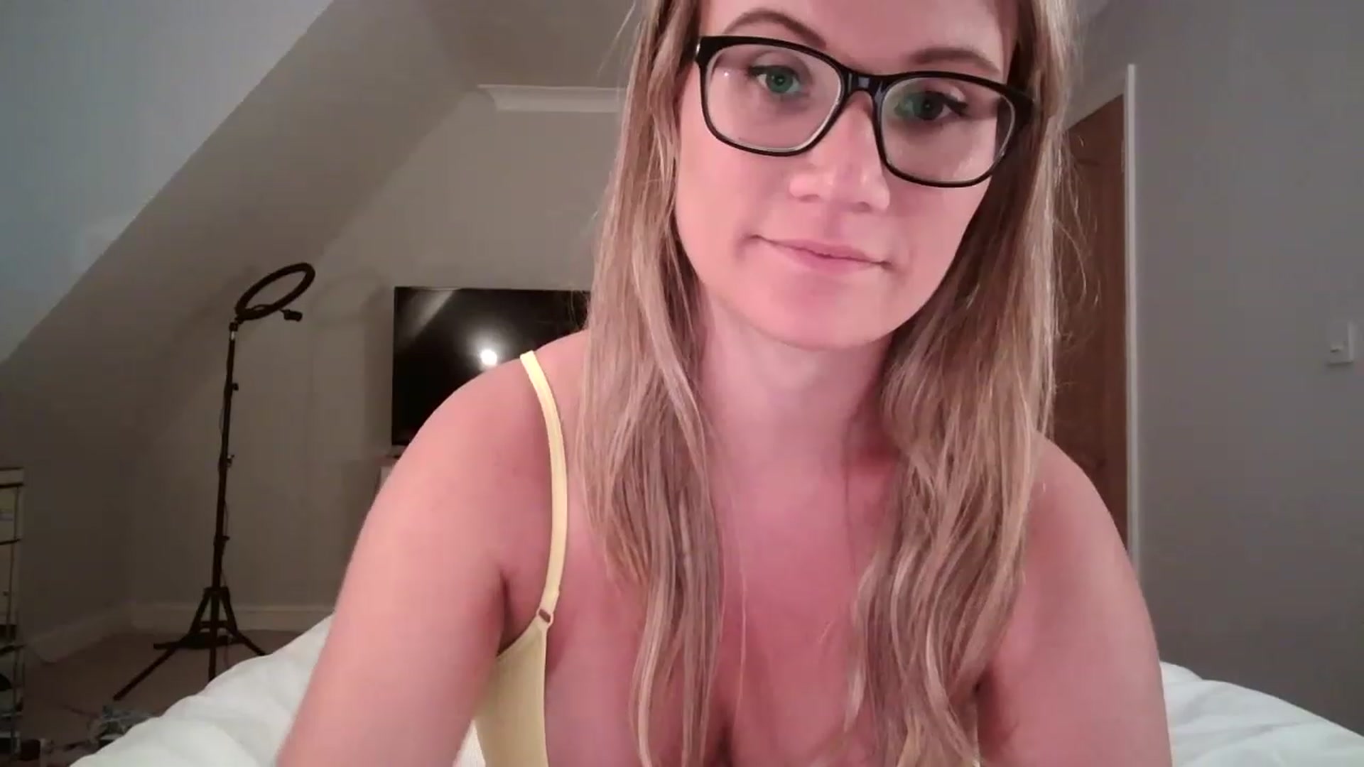 Gallery image thumbnail from JennyWillson's myfreecams stream on, 04/13/2023, 18:36 image 14 of 20