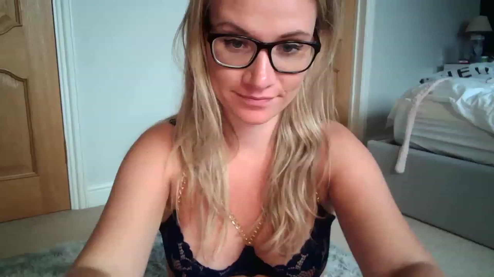 Gallery image thumbnail from JennyWillson's myfreecams stream on, 04/14/2023, 17:06 image 14 of 20