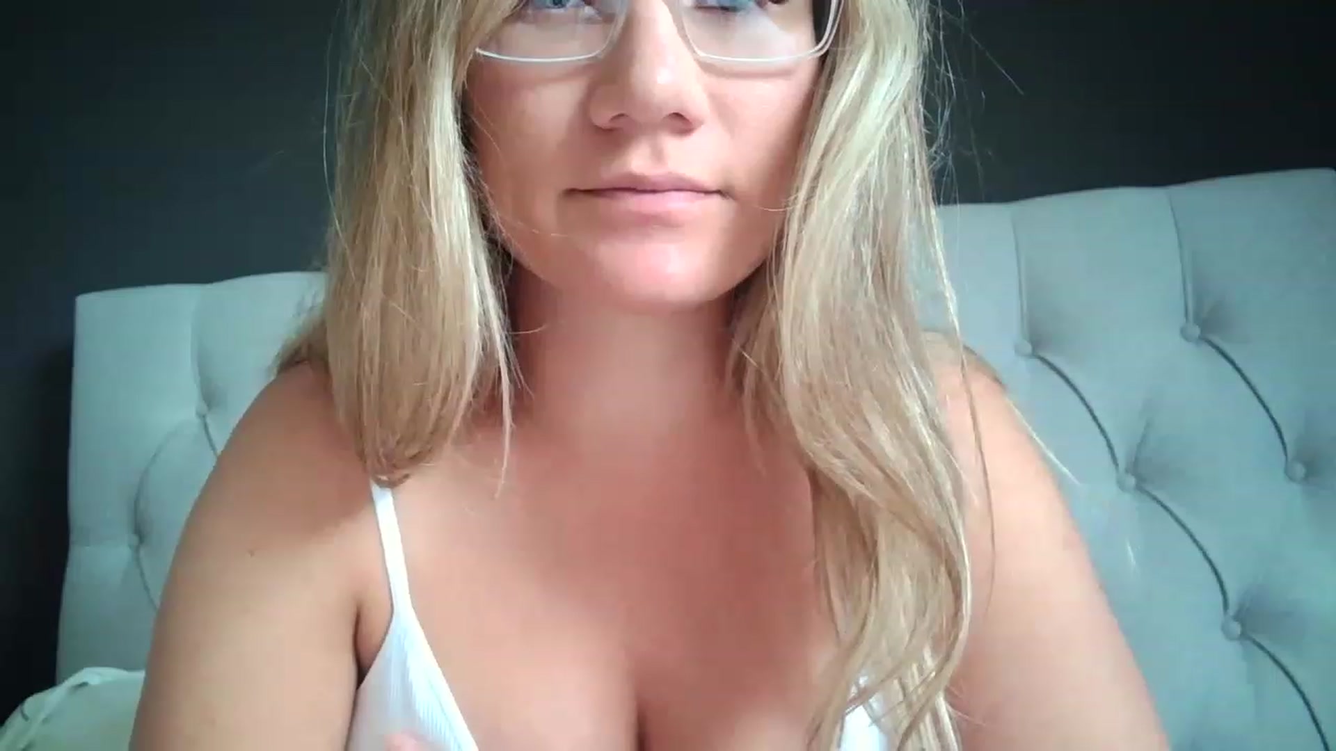 Gallery image thumbnail from JennyWillson's myfreecams stream on, 05/18/2023, 13:15 image 9 of 20