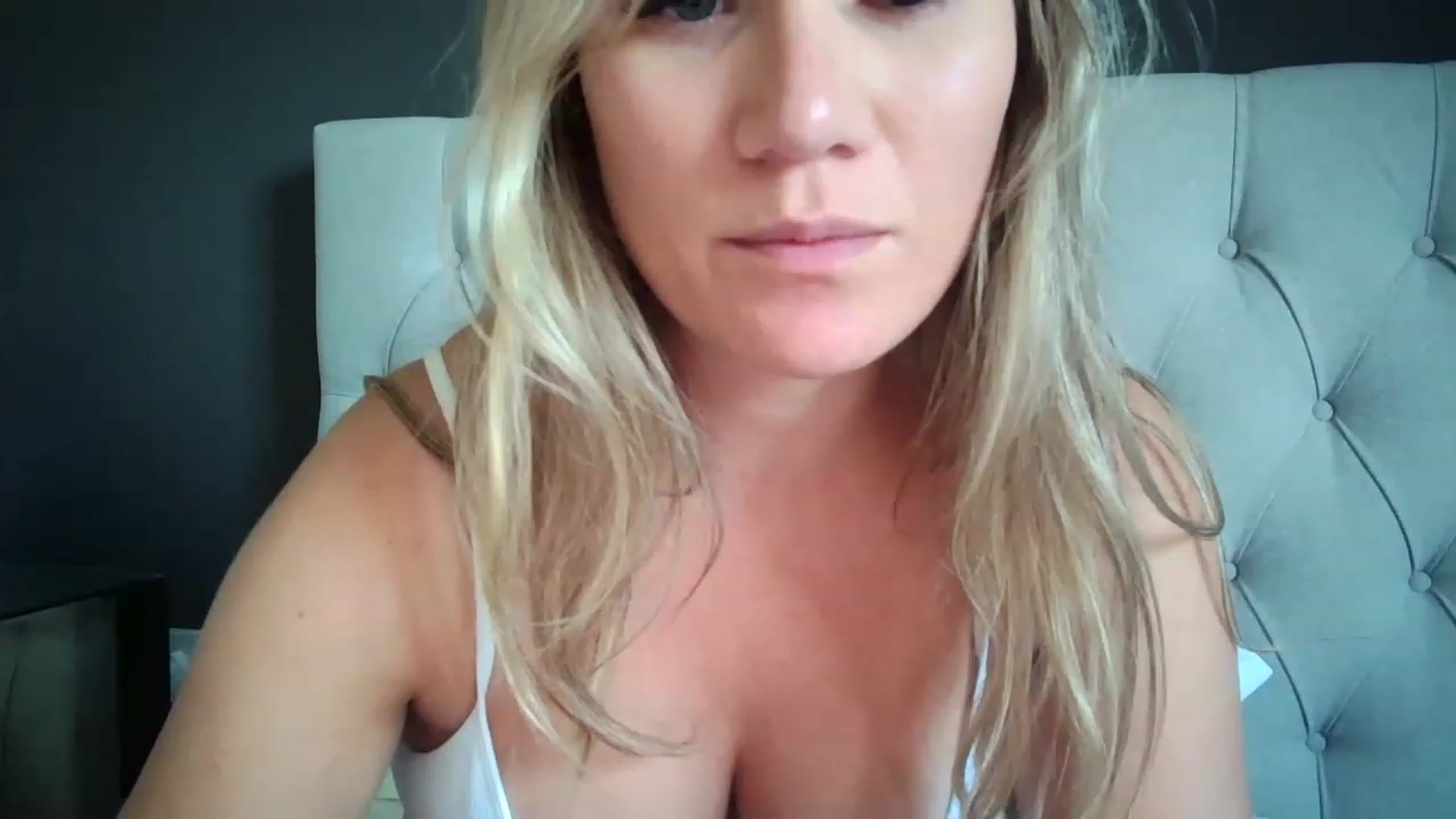 Gallery image thumbnail from JennyWillson's myfreecams stream on, 05/19/2023, 15:56 image 8 of 20