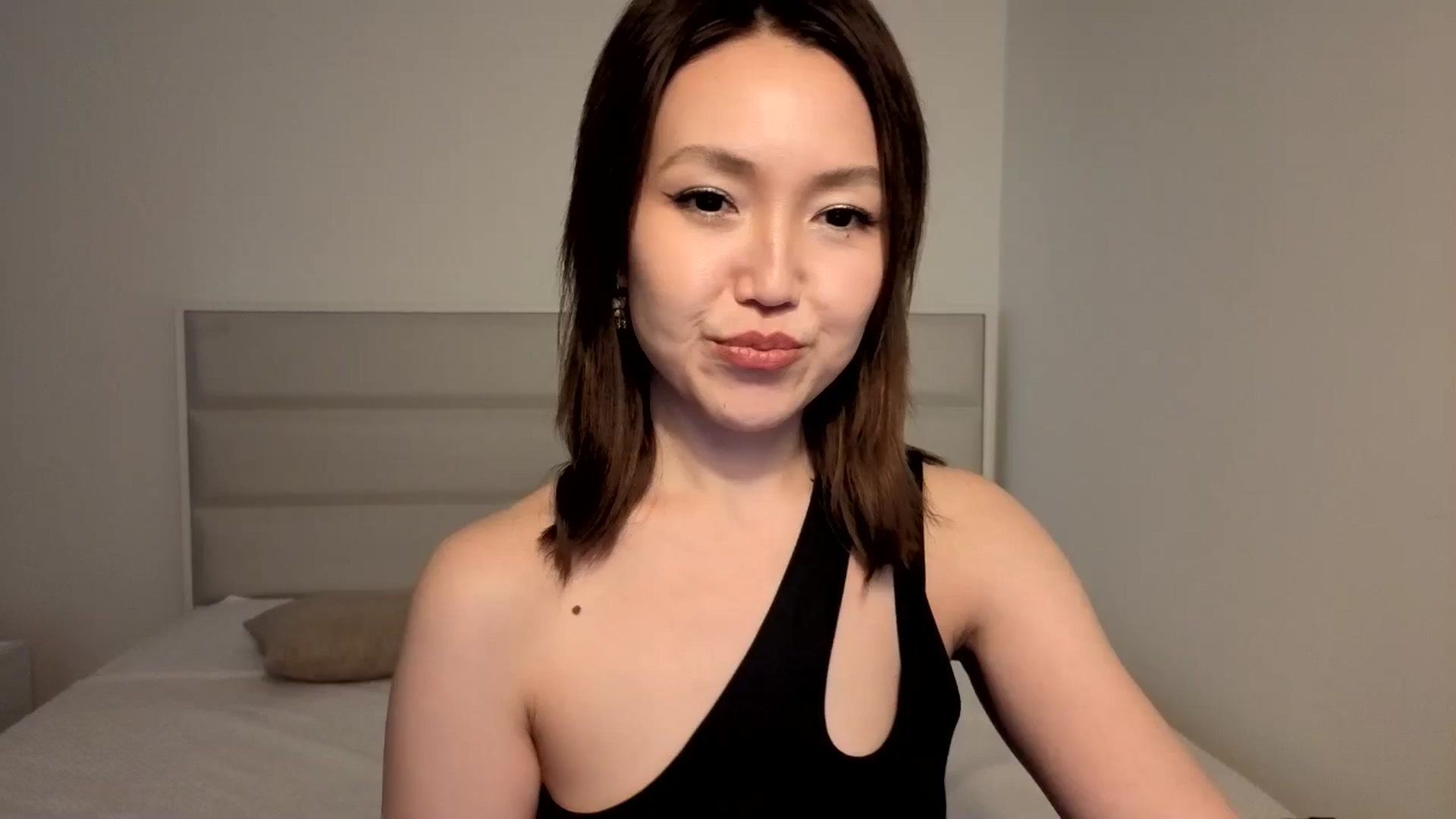 Gallery image thumbnail from Jennylicious's myfreecams stream on, 04/21/2026, 08:33 image 4 of 20