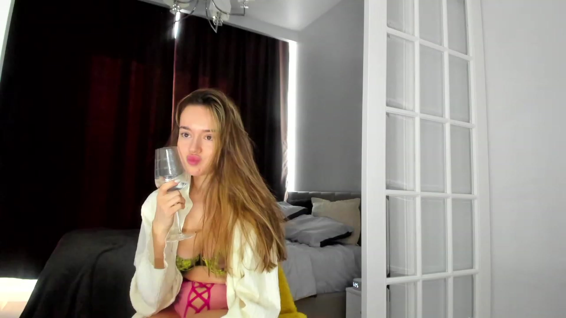 Gallery image thumbnail from Jennytightt's myfreecams stream on, 04/08/2023, 13:10 image 11 of 20