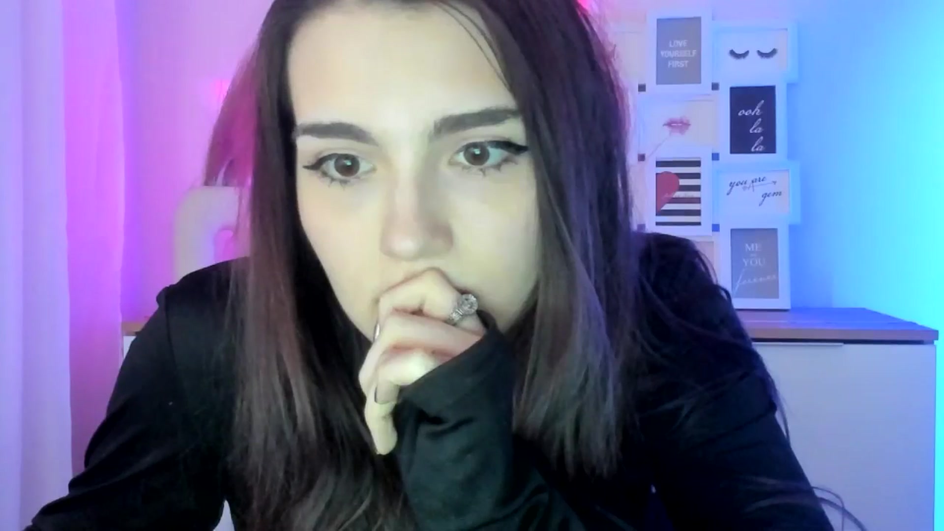 Gallery image thumbnail from JenyStone's myfreecams stream on, 03/19/2025, 18:24 image 19 of 20
