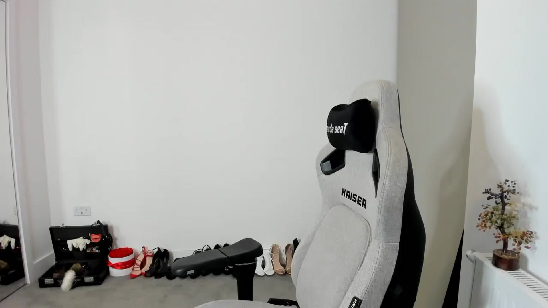 Gallery image thumbnail from JesicaCoper's myfreecams stream on, 04/29/2026, 24:54 image 18 of 20