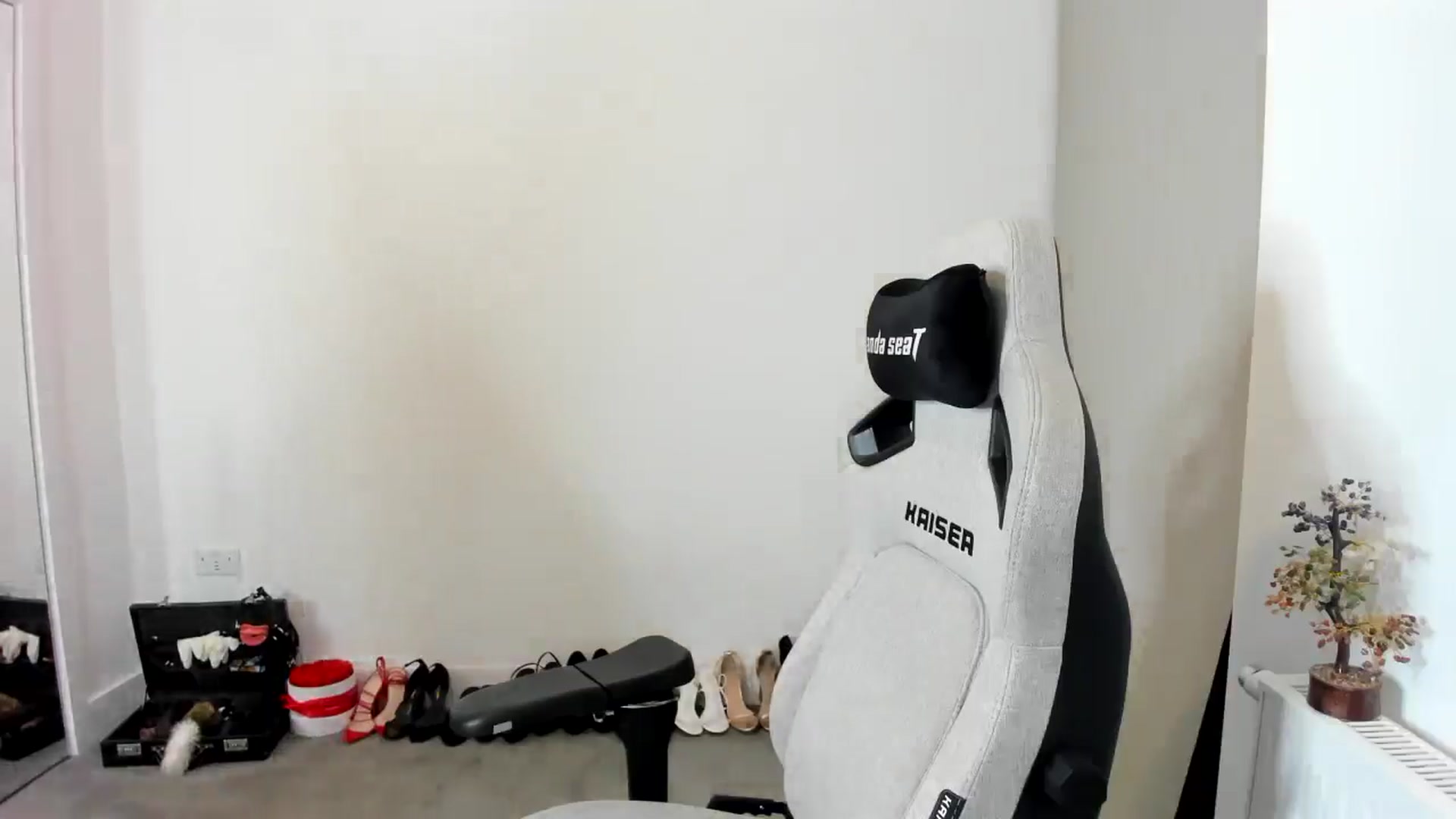 Gallery image thumbnail from JesicaCoper's myfreecams stream on, 04/29/2026, 24:54 image 16 of 20