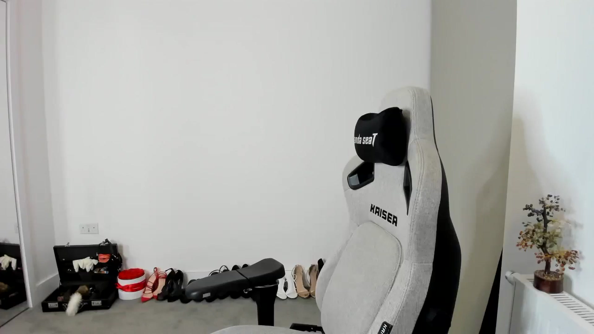 Gallery image thumbnail from JesicaCoper's myfreecams stream on, 04/29/2026, 24:54 image 17 of 20