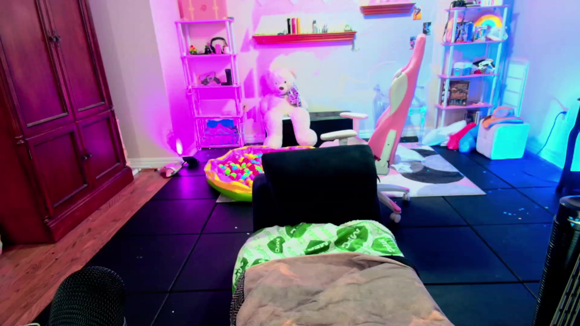 Gallery image thumbnail from JessWhitmore's myfreecams stream on, 08/07/2023, 08:20 image 3 of 20