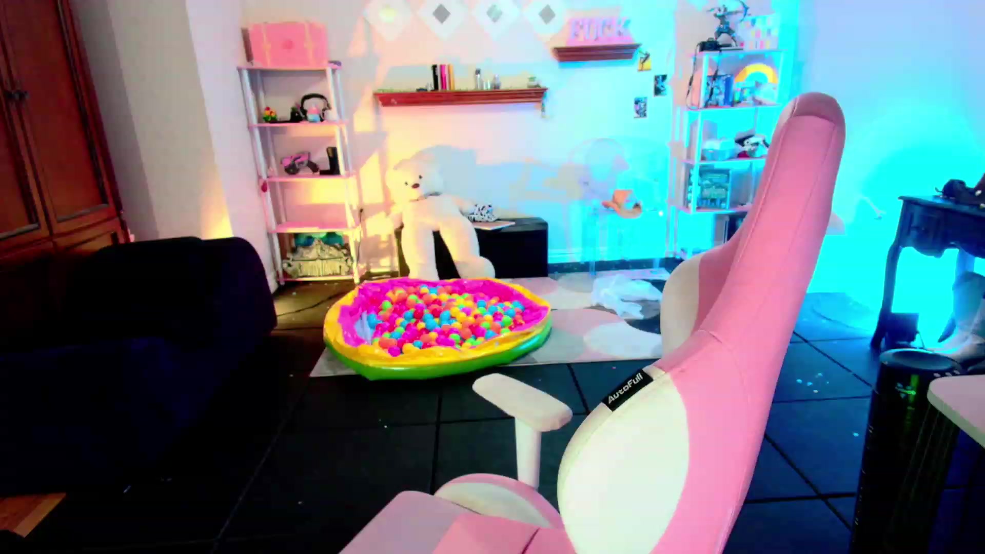 Gallery image thumbnail from JessWhitmore's myfreecams stream on, 08/19/2023, 08:23 image 1 of 20