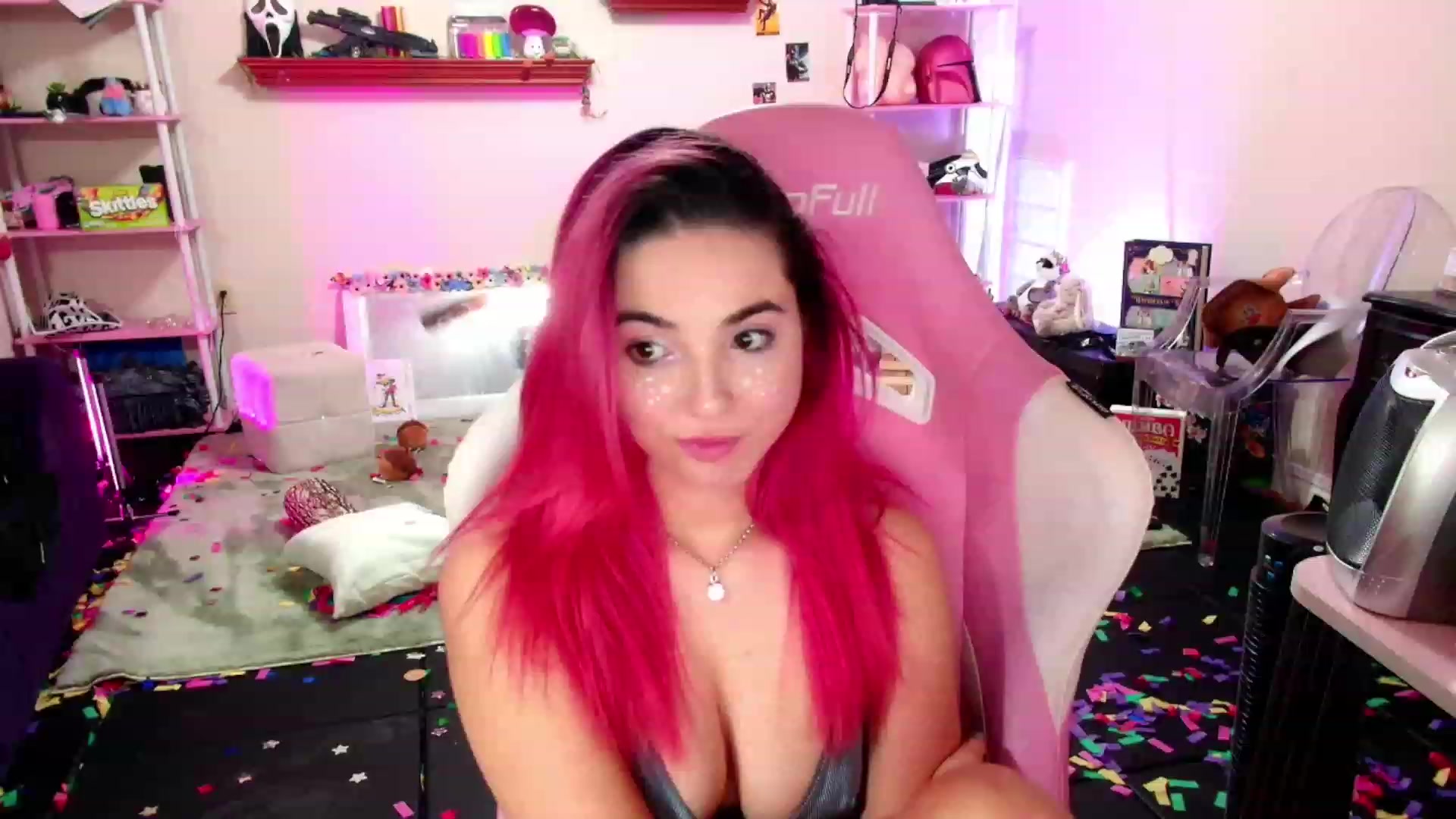 Gallery image thumbnail from JessWhitmore's myfreecams stream on, 11/27/2023, 09:08 image 14 of 20