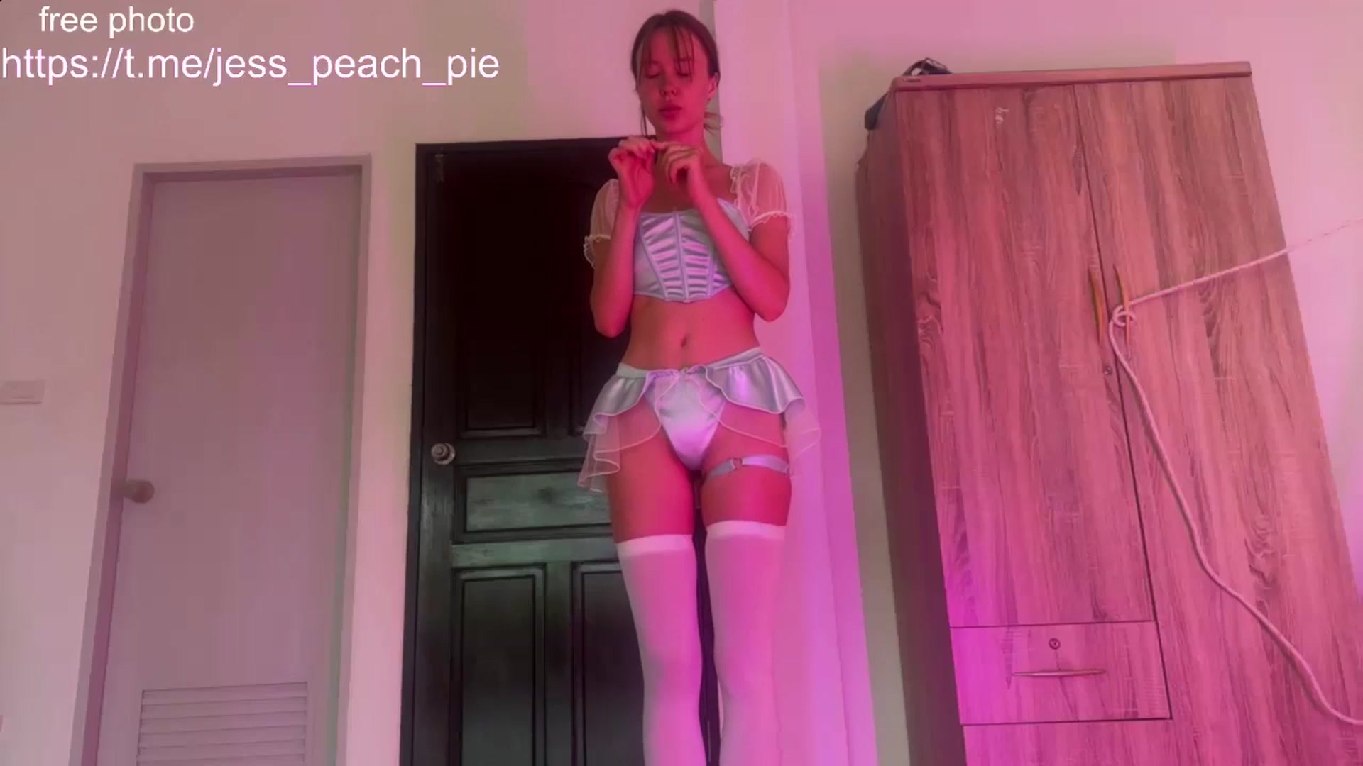 Gallery image thumbnail from Jess_peach's myfreecams stream on, 10/26/2024, 10:35 image 19 of 20