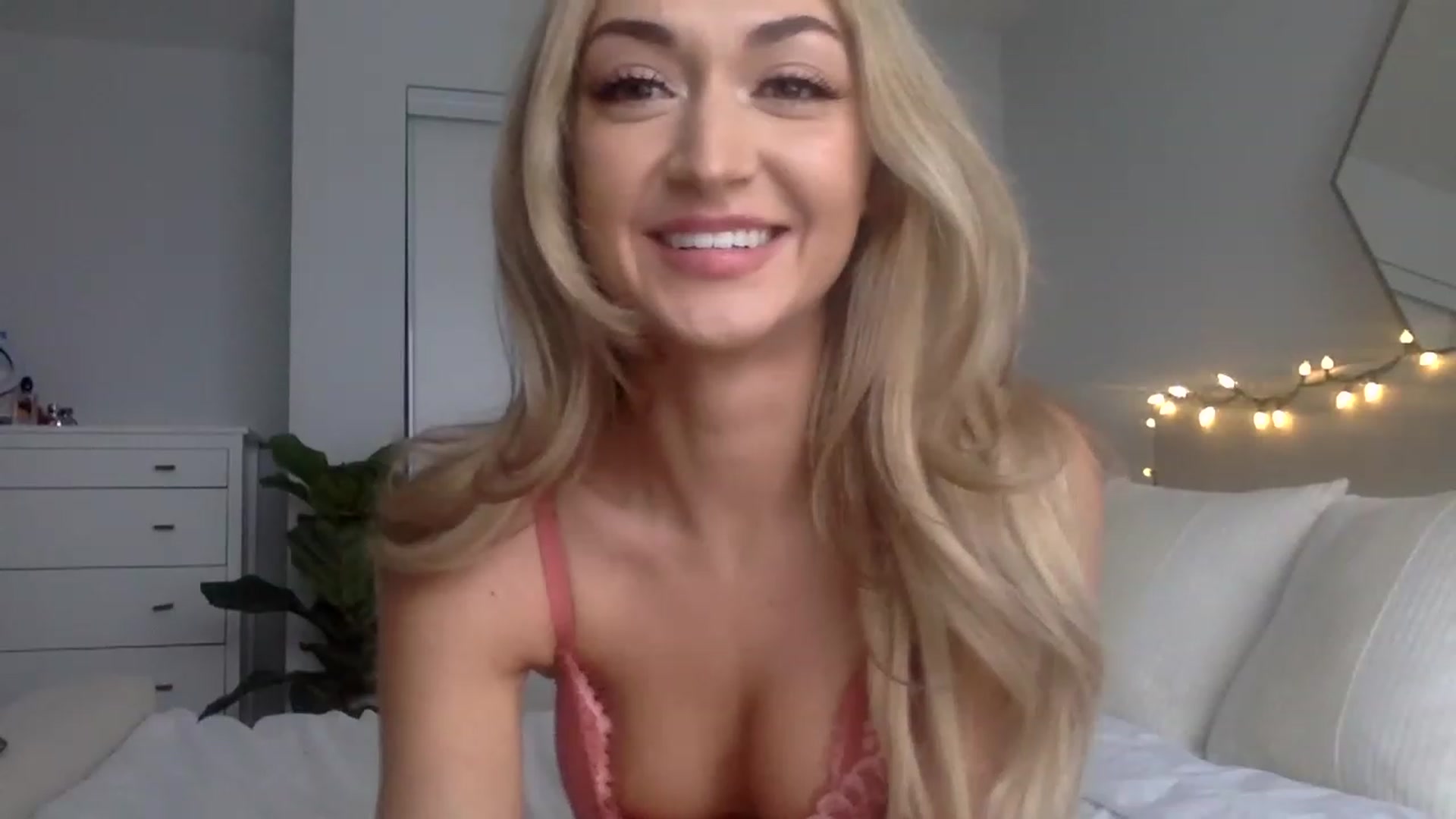 Gallery image thumbnail from JessaxJade's myfreecams stream on, 12/23/2022, 20:59 image 8 of 20
