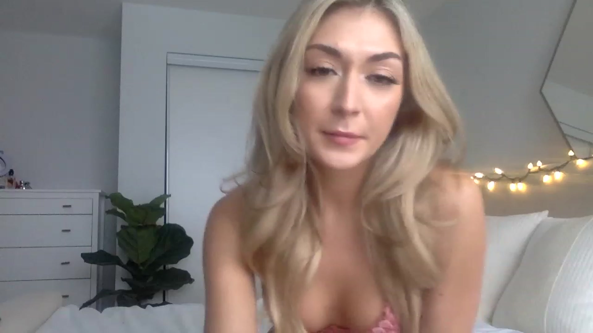 Gallery image thumbnail from JessaxJade's myfreecams stream on, 12/23/2022, 20:59 image 14 of 20