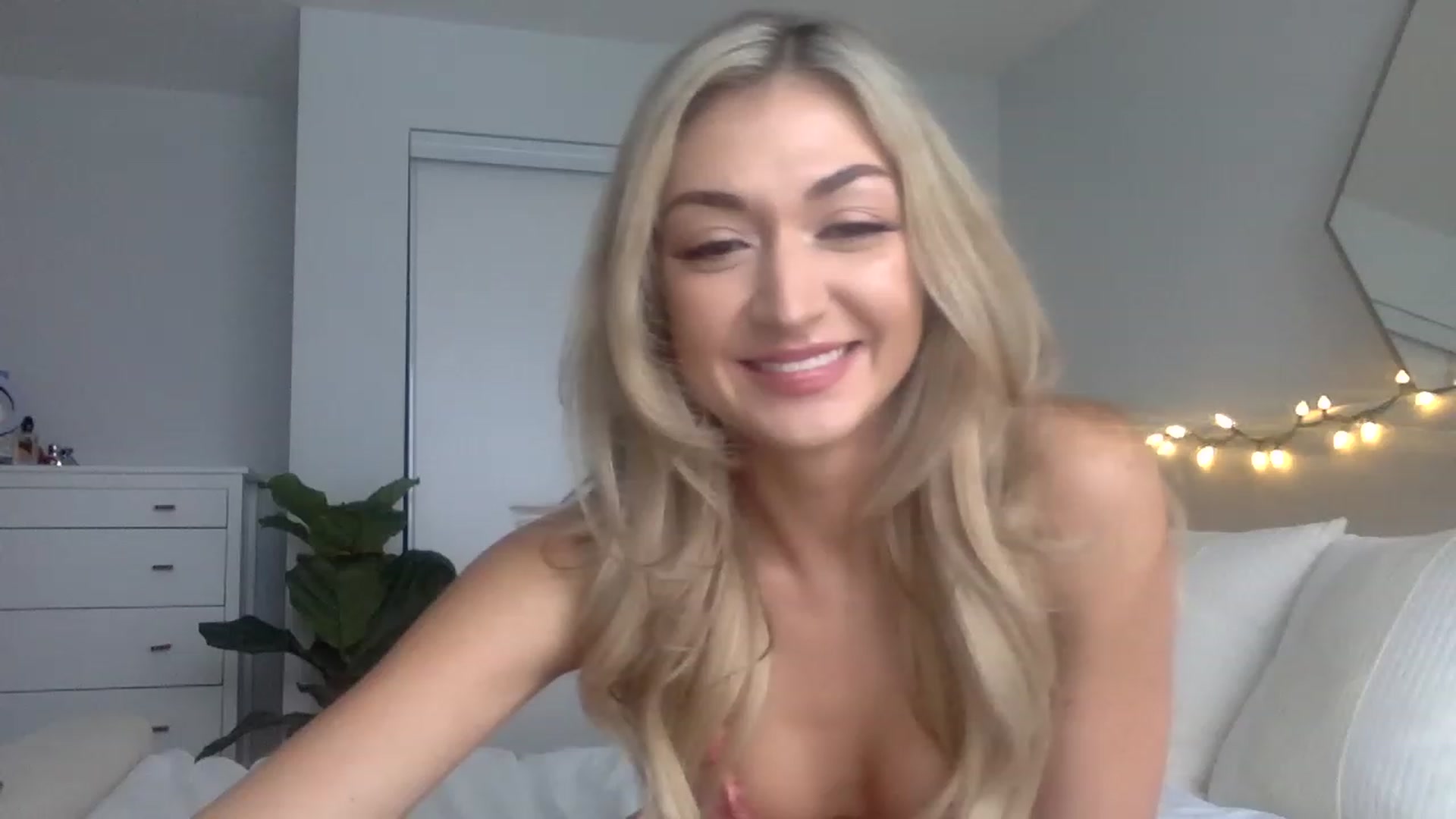 Gallery image thumbnail from JessaxJade's myfreecams stream on, 12/23/2022, 20:59 image 19 of 20